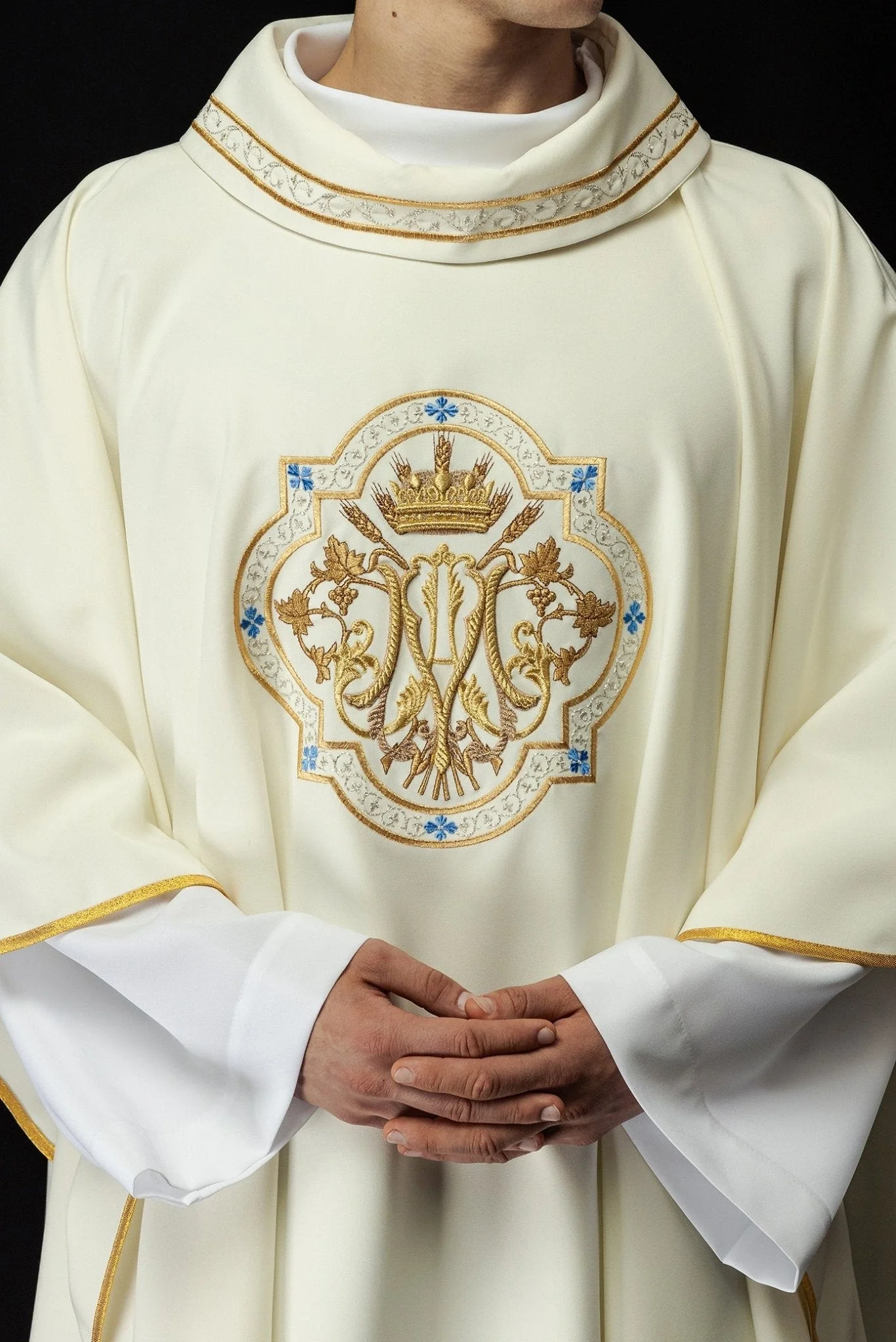Classic marian chasuble in ivory