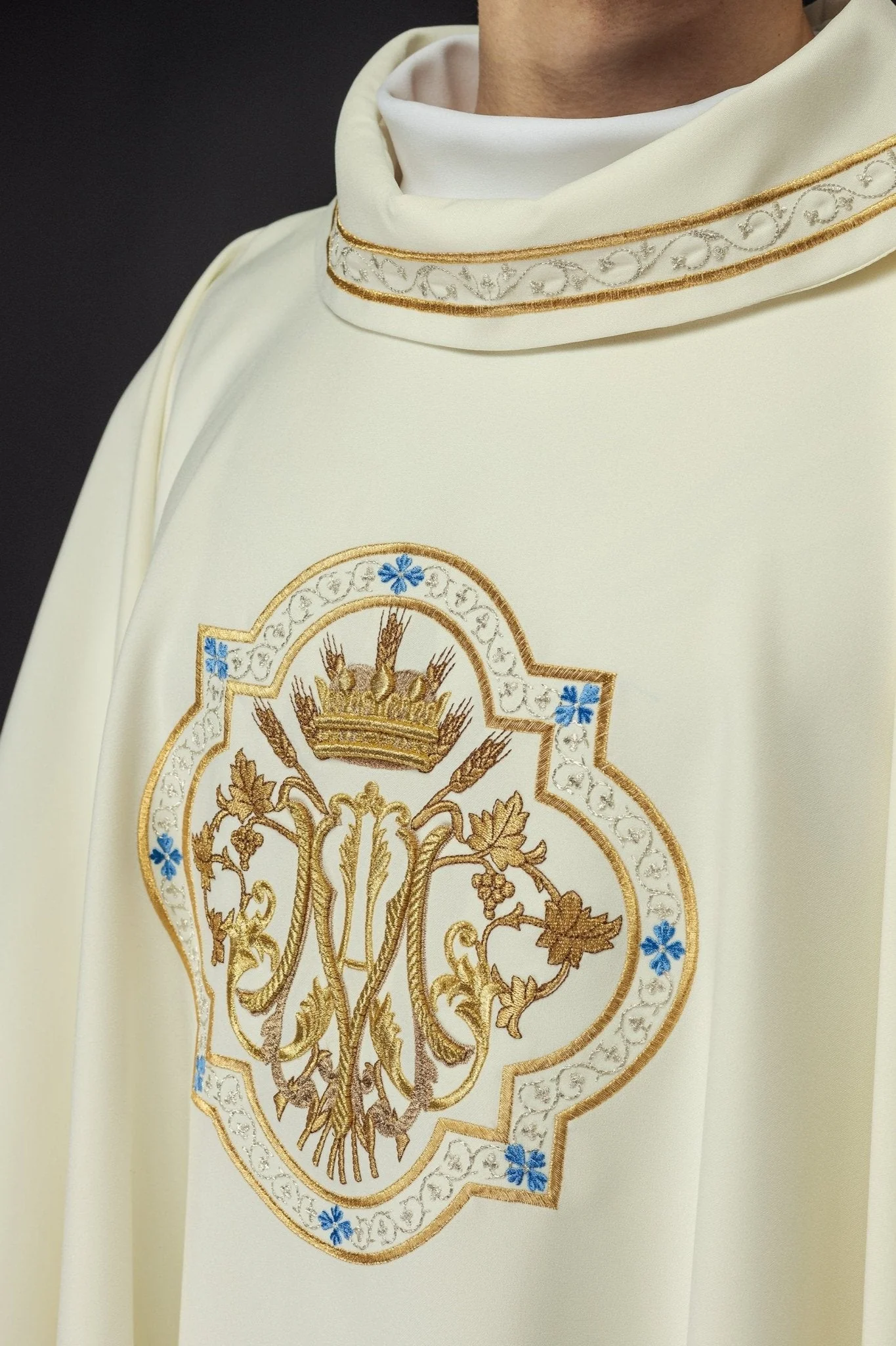 Classic marian chasuble in ivory - Image 10