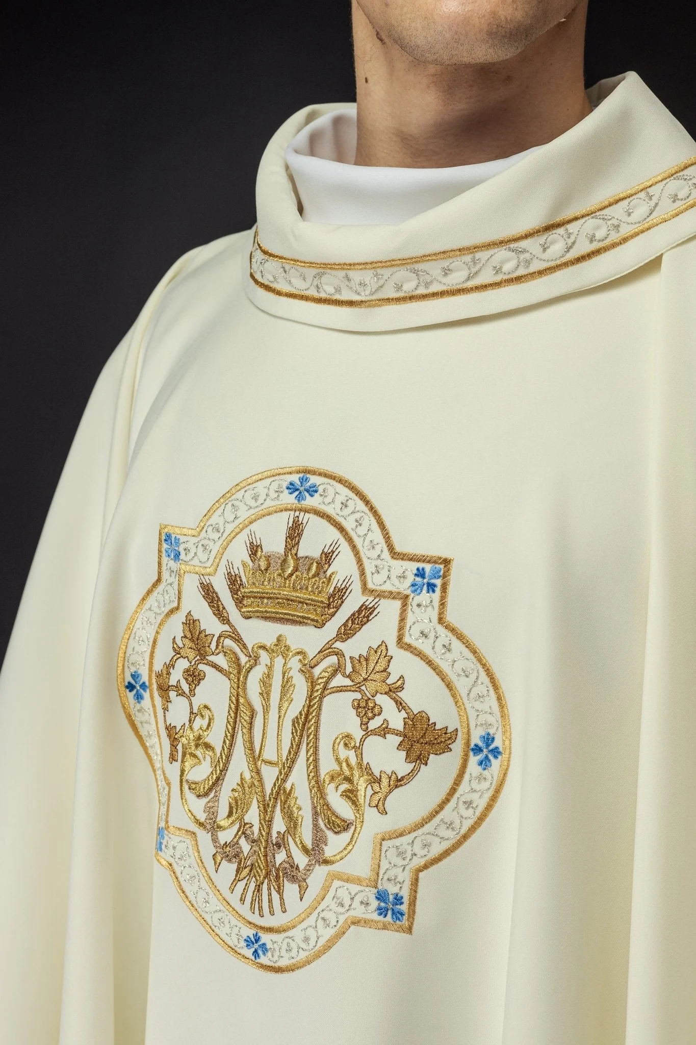 Classic marian chasuble in ivory - Image 3