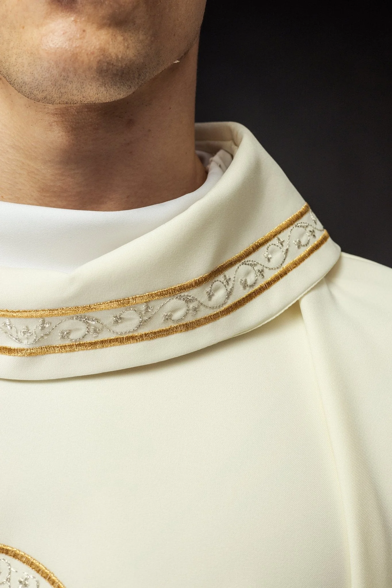 Classic marian chasuble in ivory - Image 5