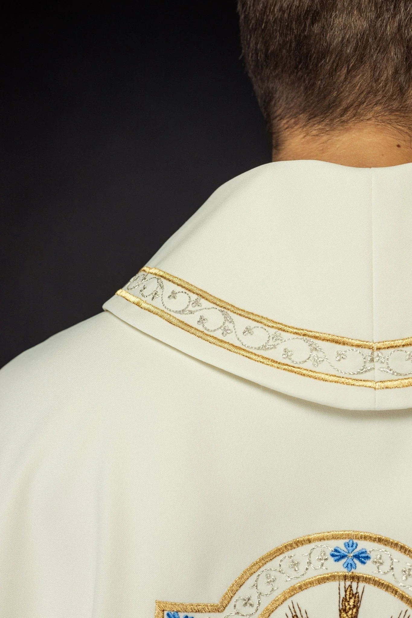 Classic marian chasuble in ivory - Image 6