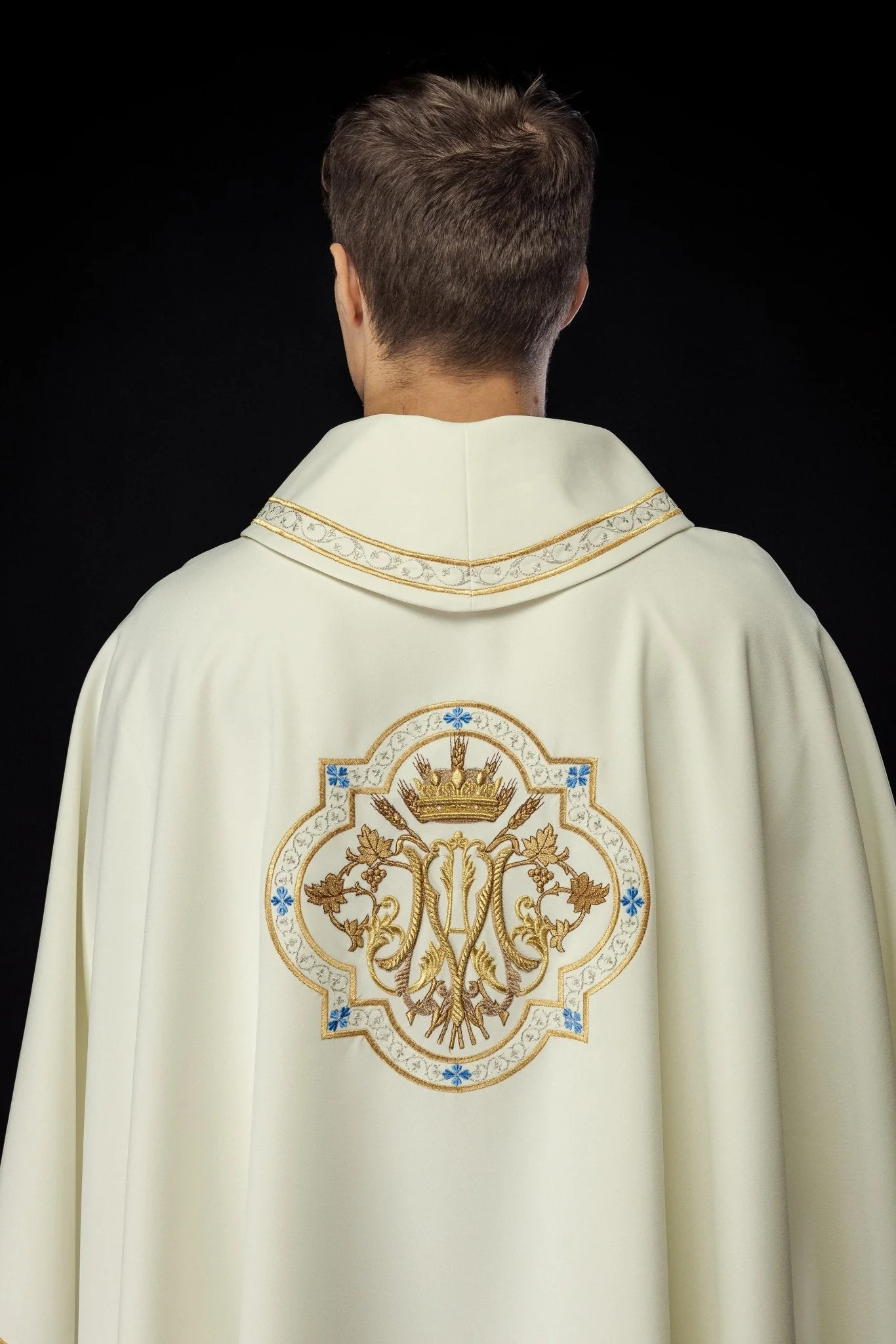 Classic marian chasuble in ivory - Image 7