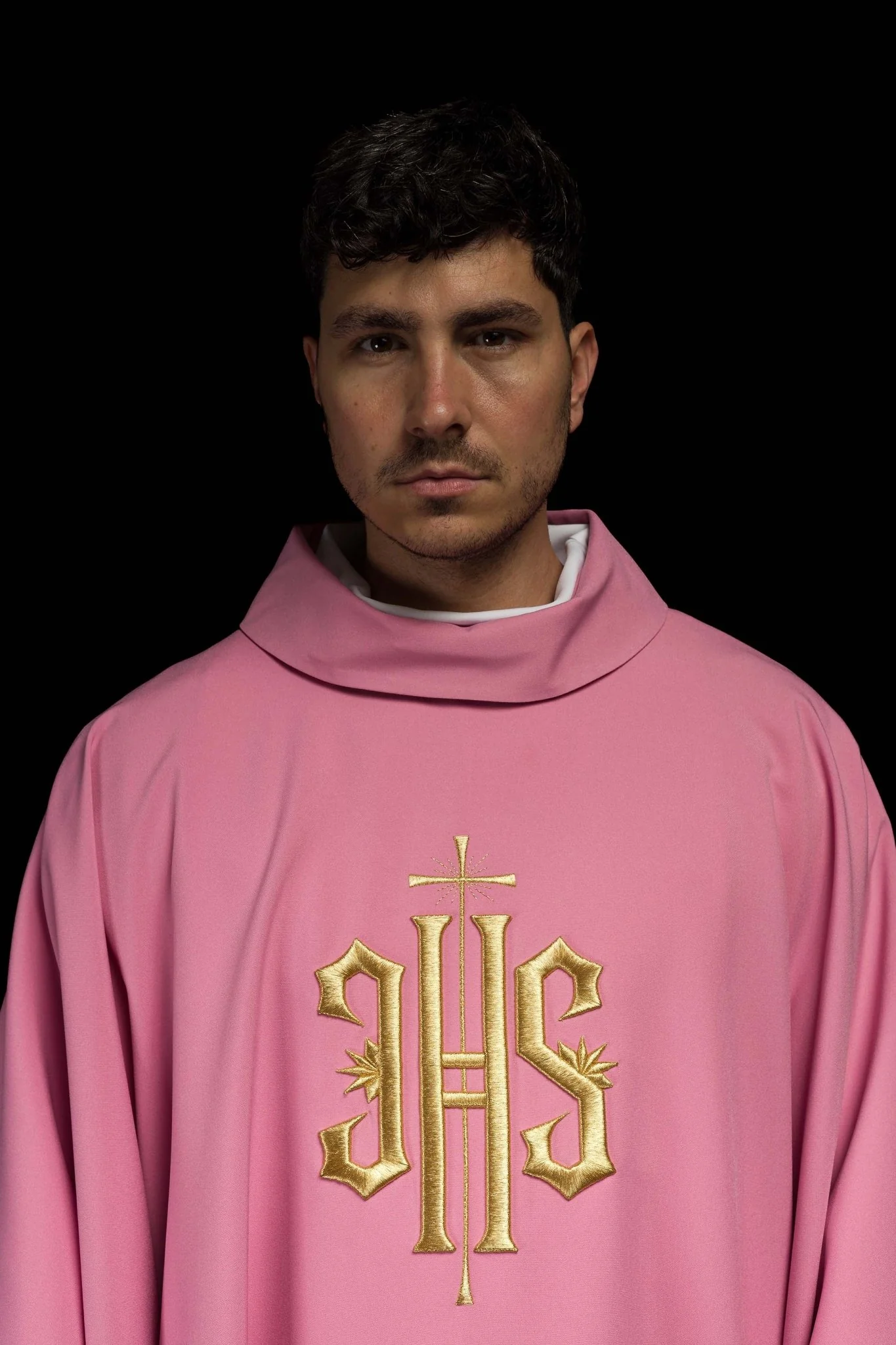 Classic pink chasuble with 3D IHS motif - Image 9