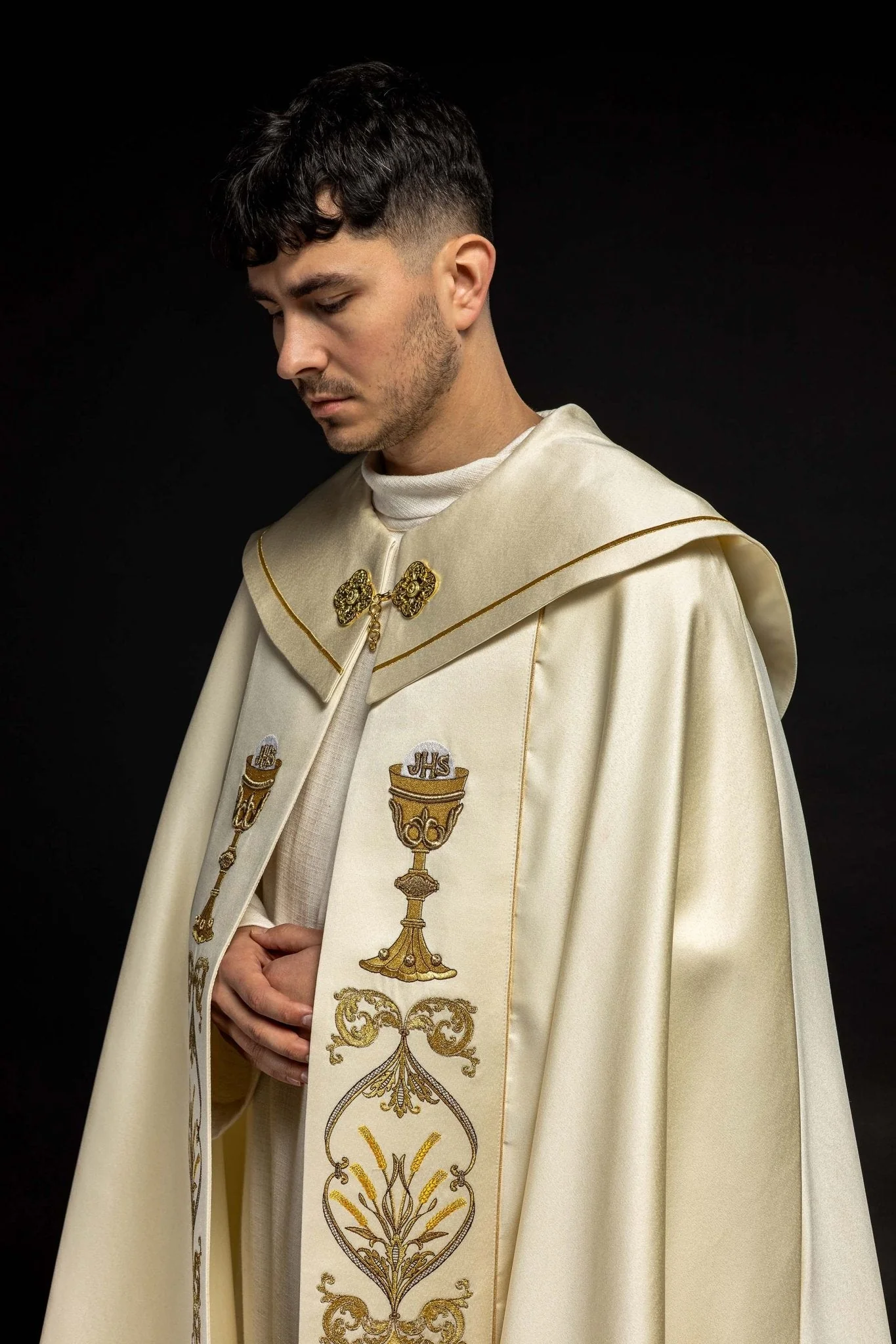 Clerical cope with embroidered gold IHS motif - Image 9
