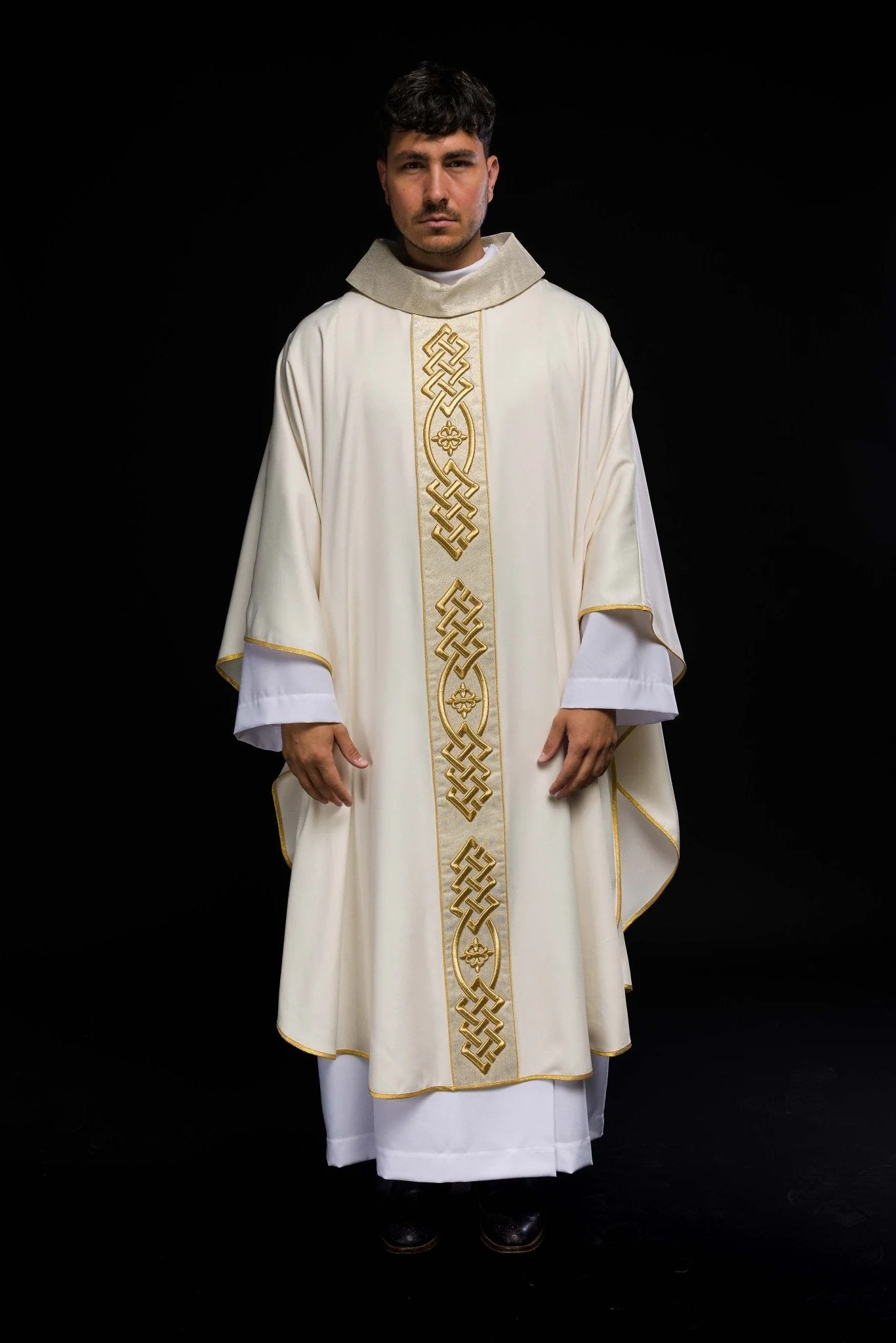 Cream colored chasuble with narrow embroidery - Image 2