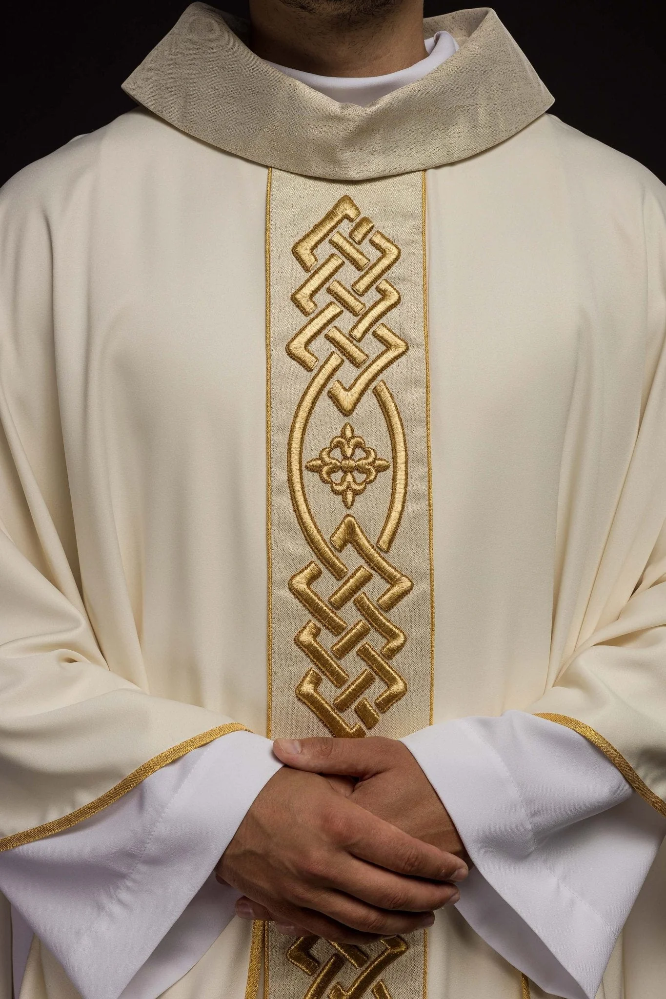 Cream colored chasuble with narrow embroidery - Image 3