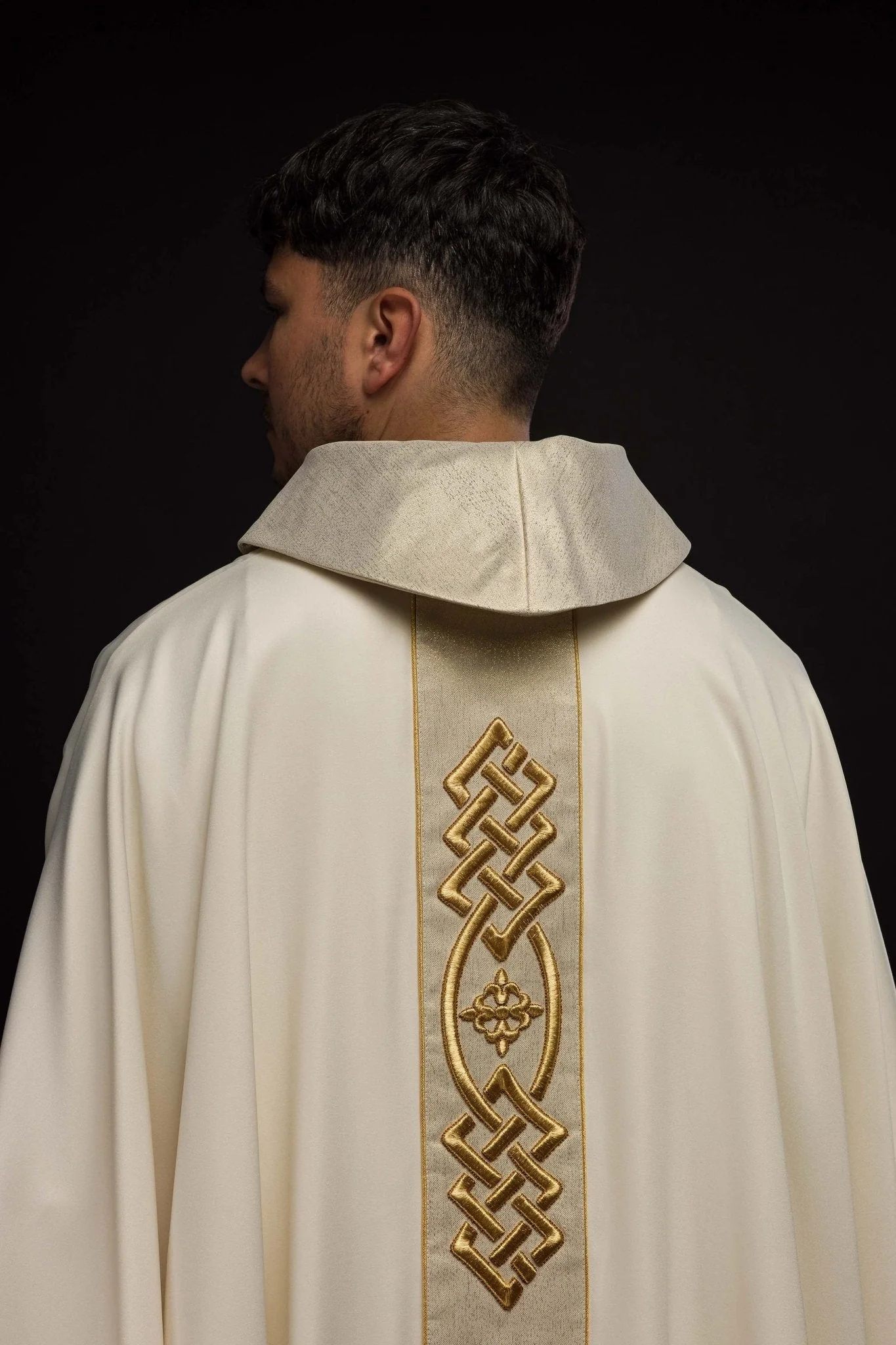 Cream colored chasuble with narrow embroidery - Image 7