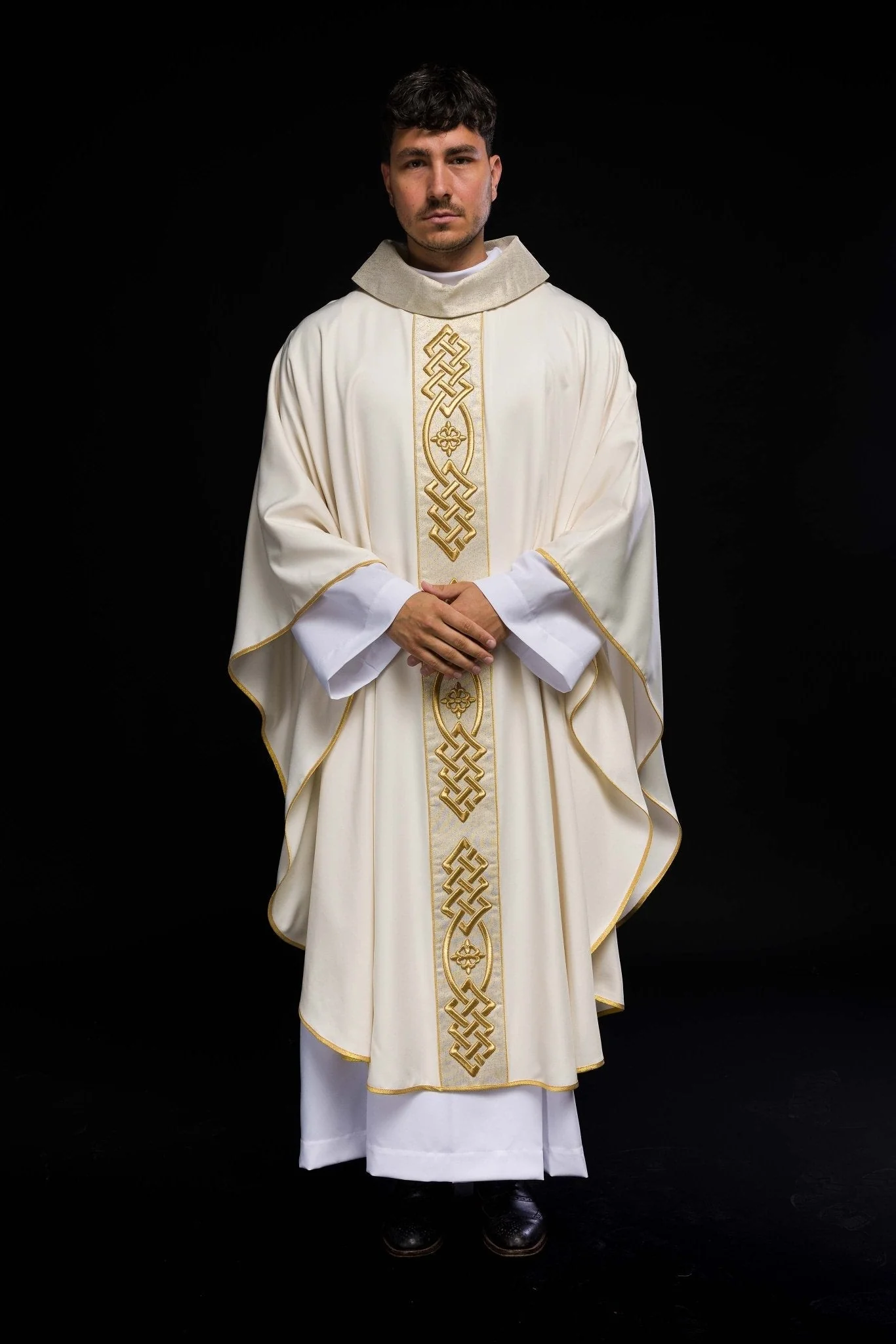 Cream colored chasuble with narrow embroidery - Image 9