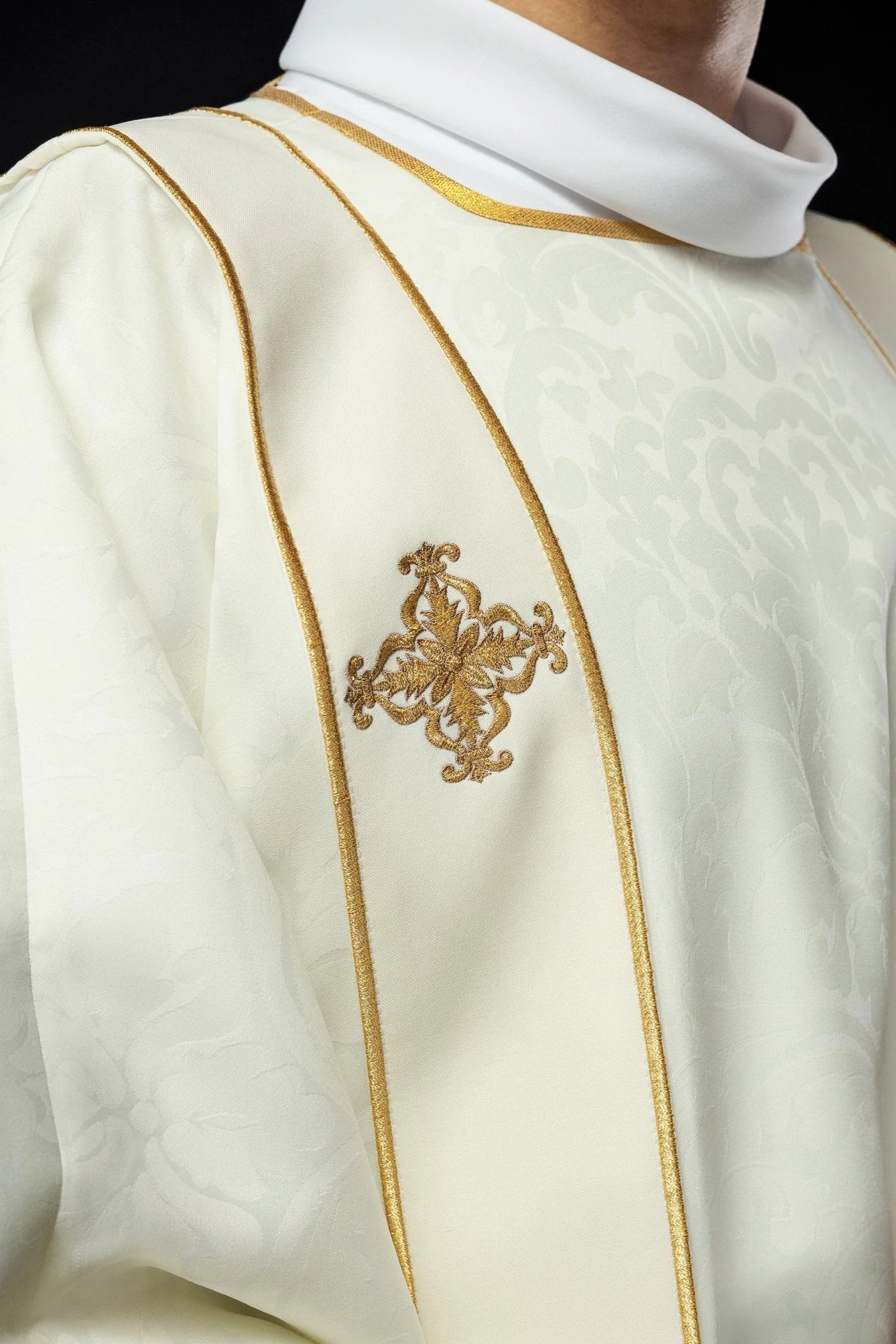 Dalmatian with stripes and embroidered golden crosses on ecru jacquard - Image 3