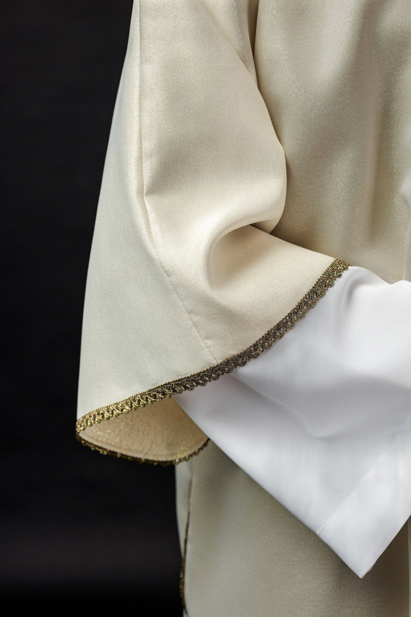 Dalmatic with JUBILEE ROME 2025 embroidery on a shimmering ecru fabric - Image 4