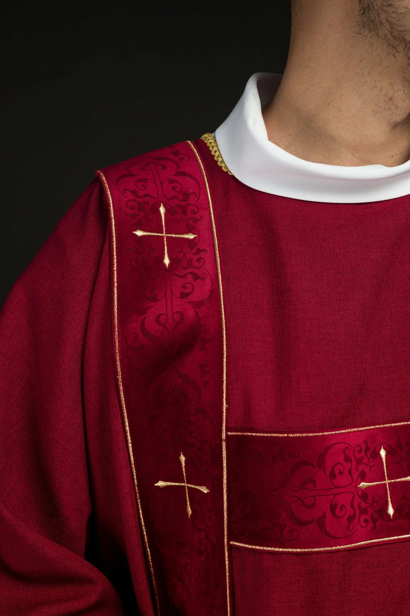 Dalmatic with velvet bands and embroidered golden crosses in red - Image 3