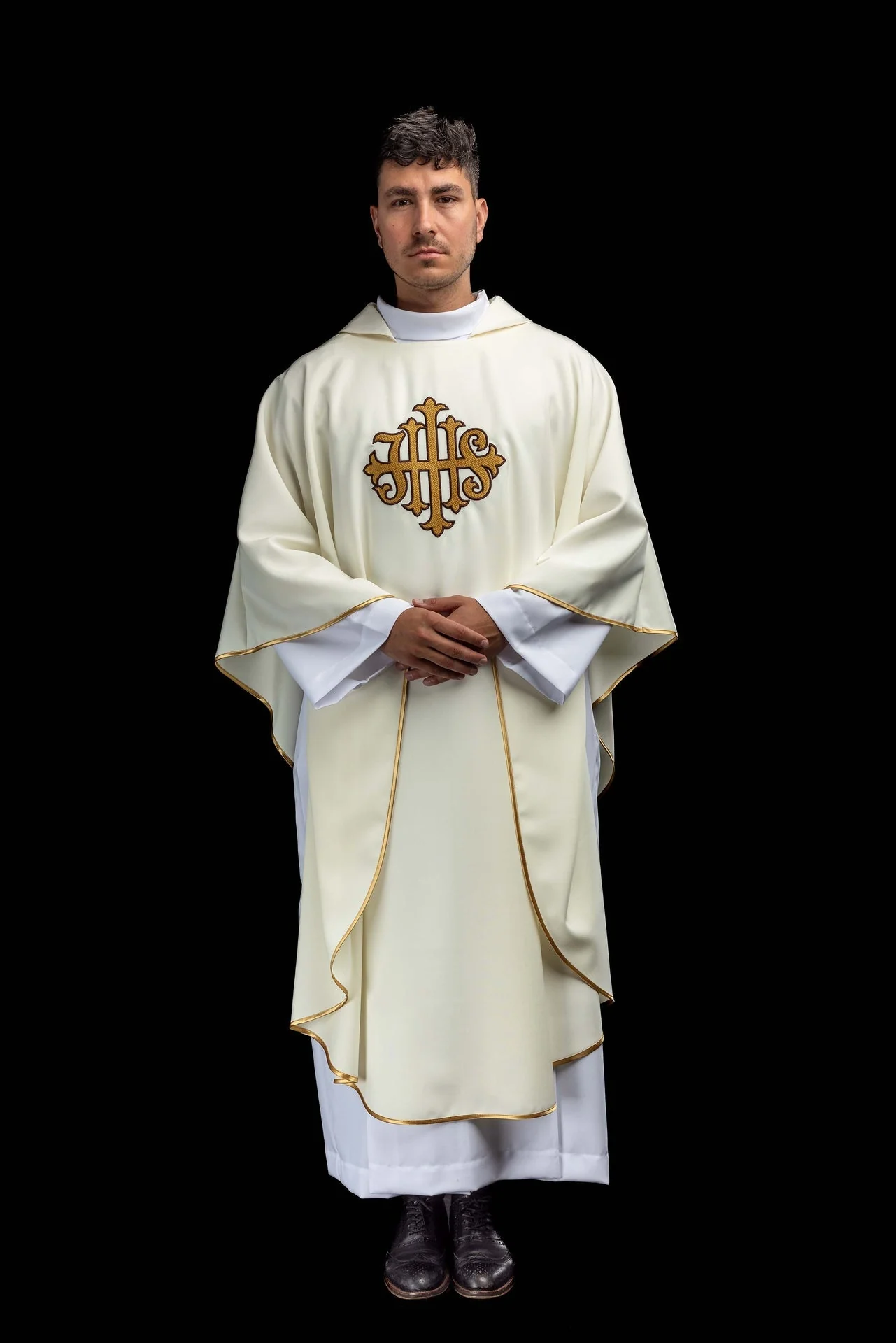 Ecru chasuble embroidered with the JHS symbol and a wide collar - Image 10