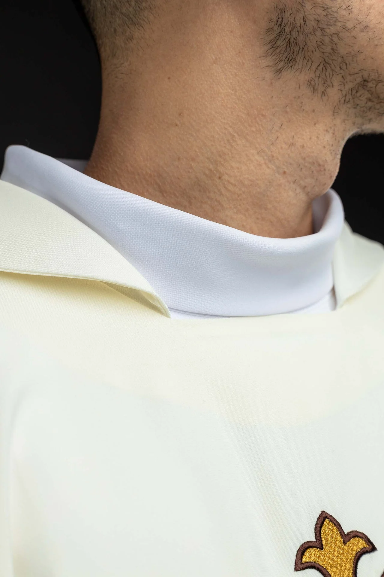 Ecru chasuble embroidered with the JHS symbol and a wide collar - Image 6
