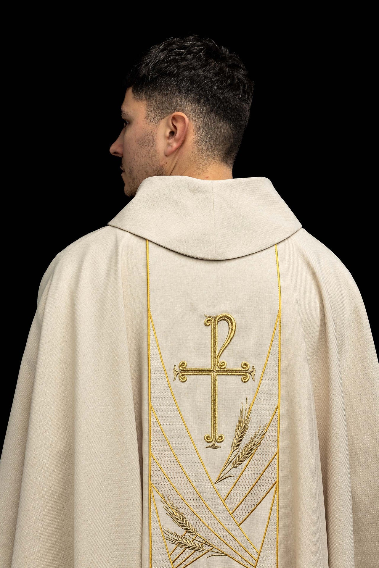 Ecru chasuble with an embroidered Pax band - Image 6
