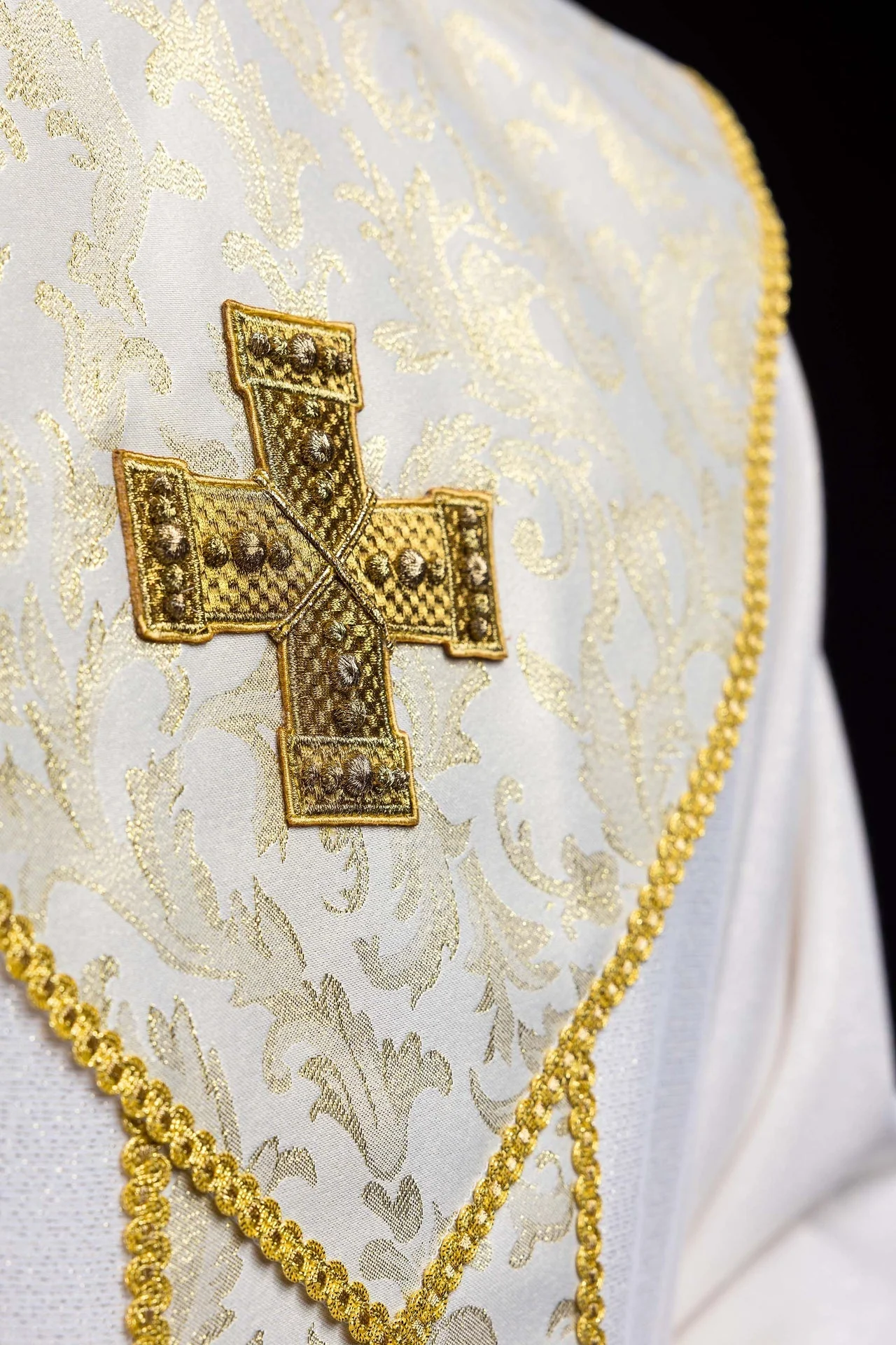 Ecru Chasuble with Cross Adorned with Jacquard Fabric - Image 3