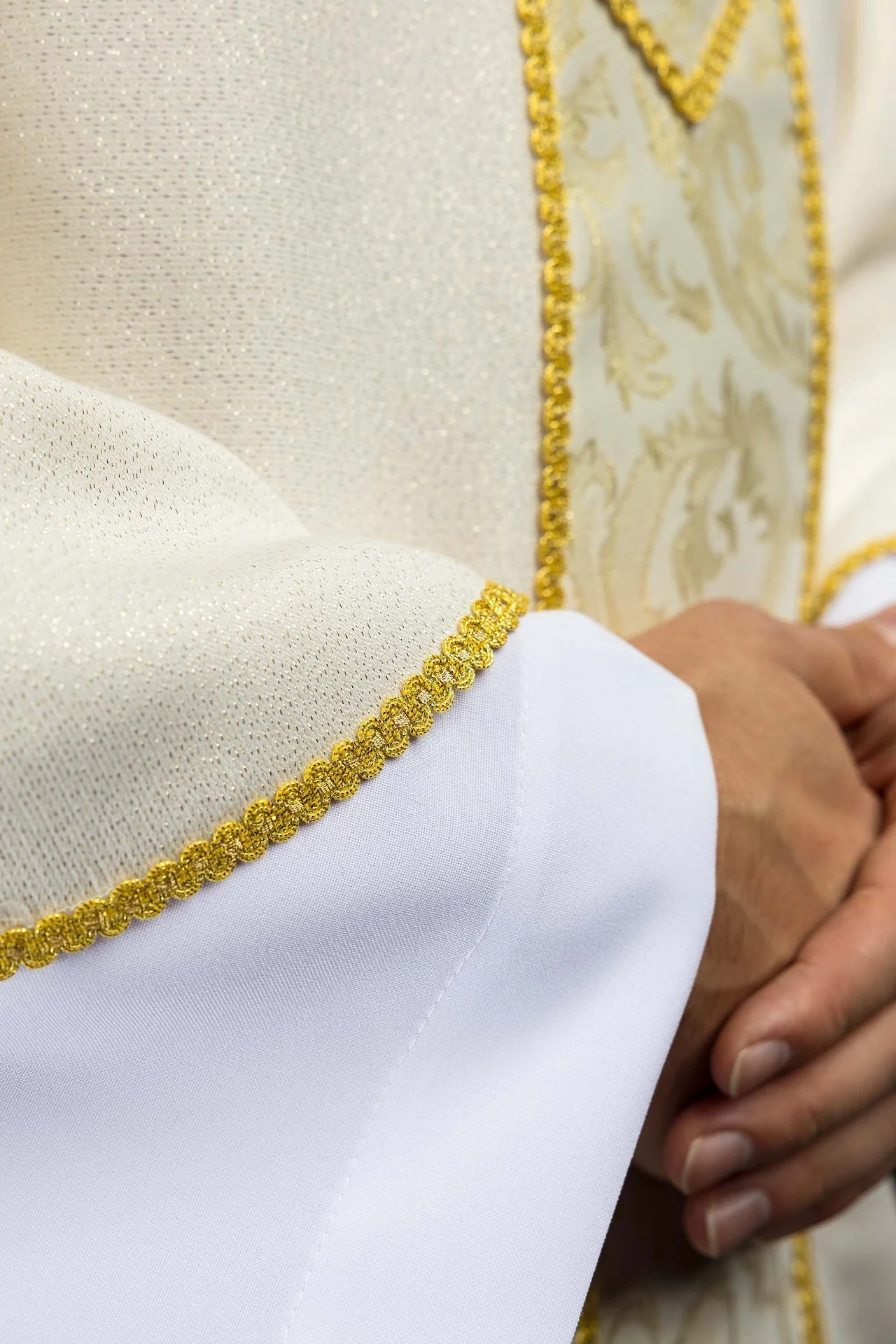 Ecru Chasuble with Cross Adorned with Jacquard Fabric - Image 4
