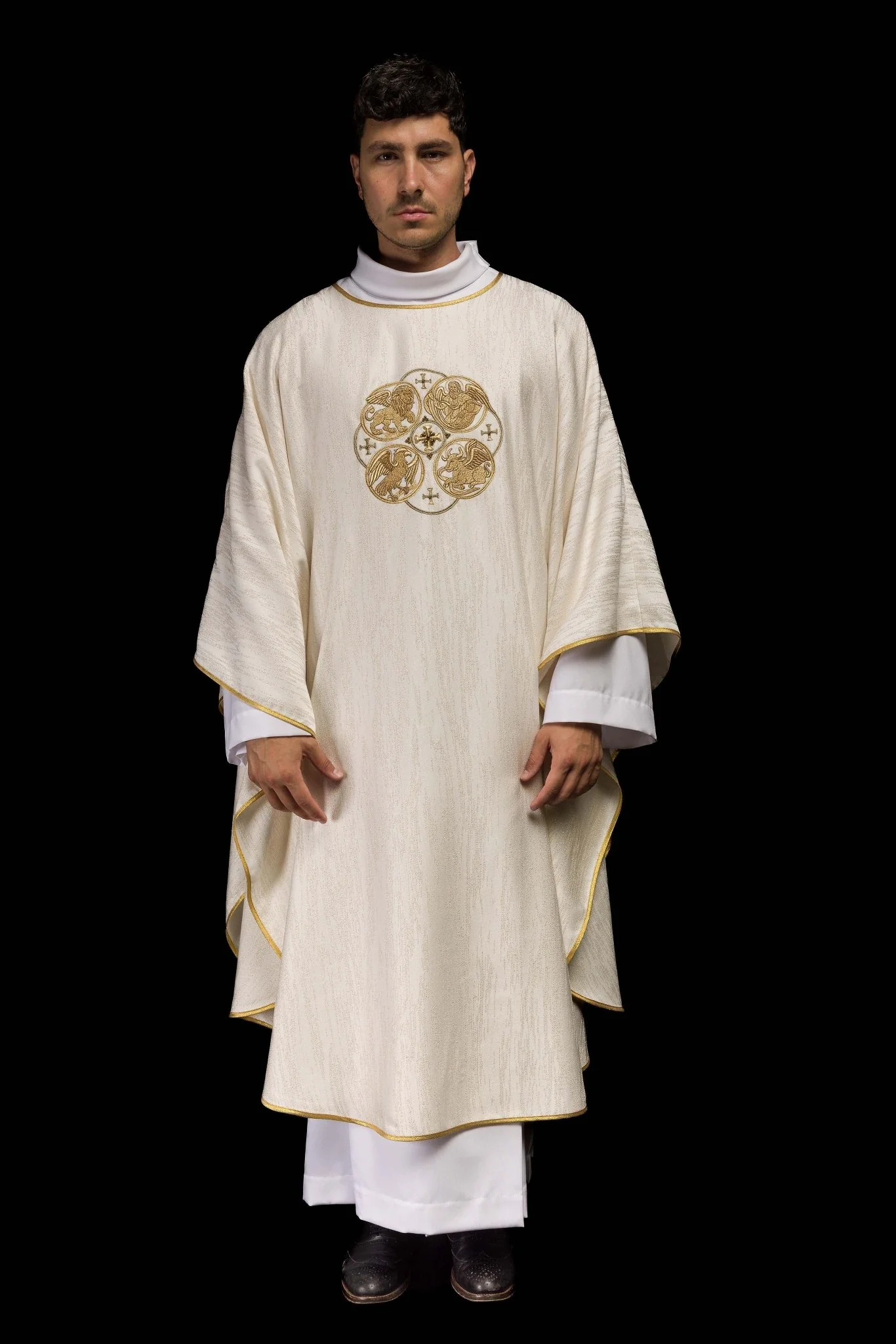 Ecru Chasuble with Embroidery of the Four Evangelists on Decorative Fabric - Image 2