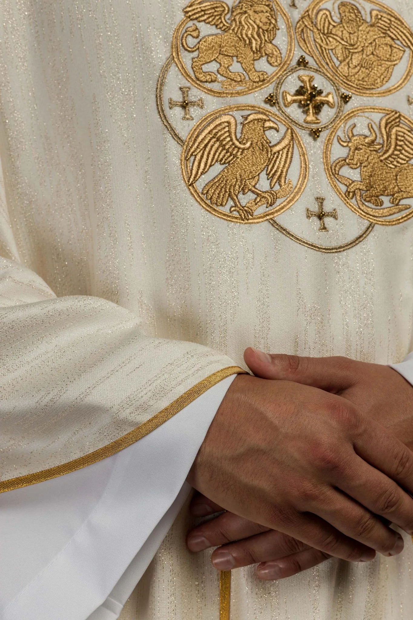 Ecru Chasuble with Embroidery of the Four Evangelists on Decorative Fabric - Image 4