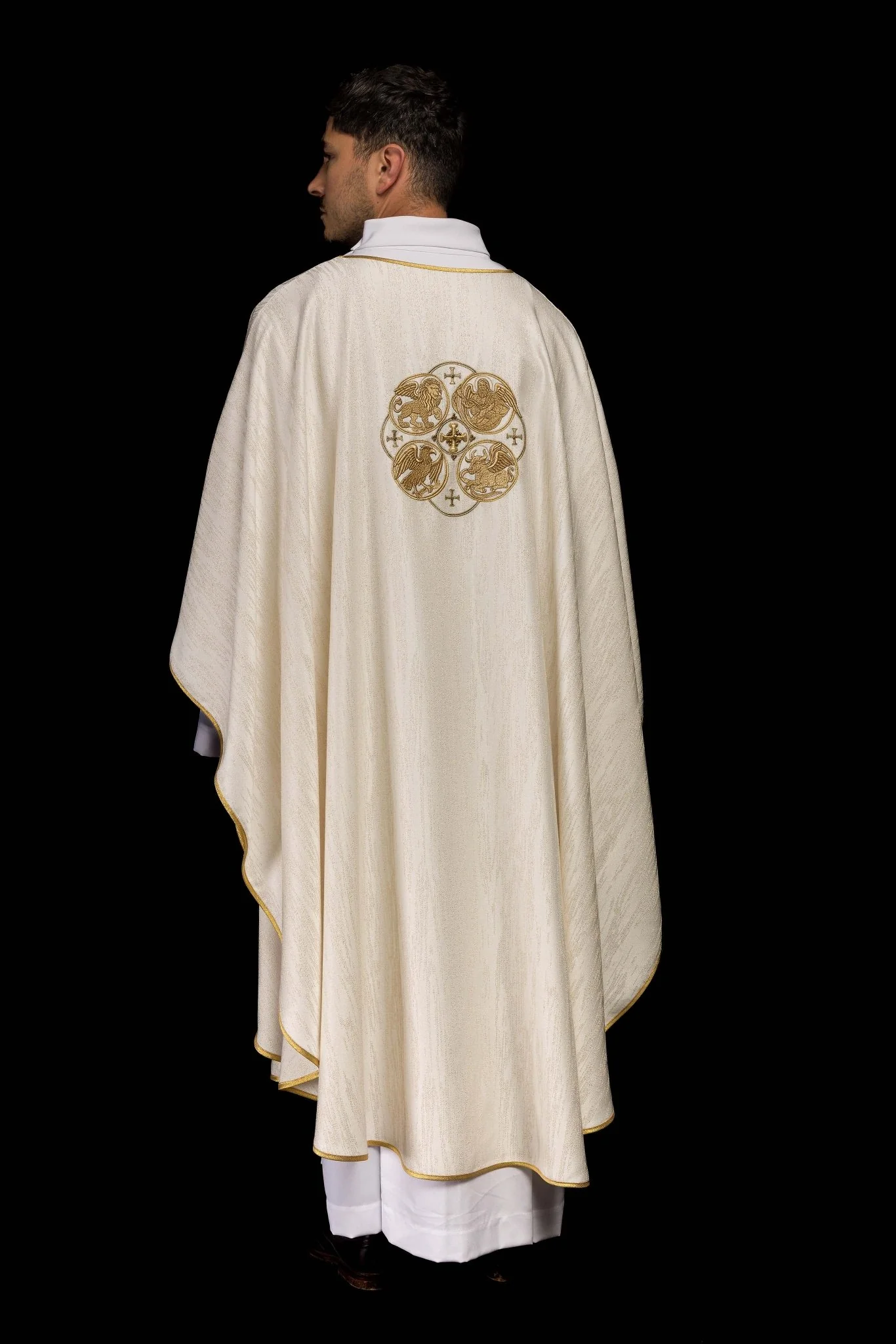 Ecru Chasuble with Embroidery of the Four Evangelists on Decorative Fabric - Image 5
