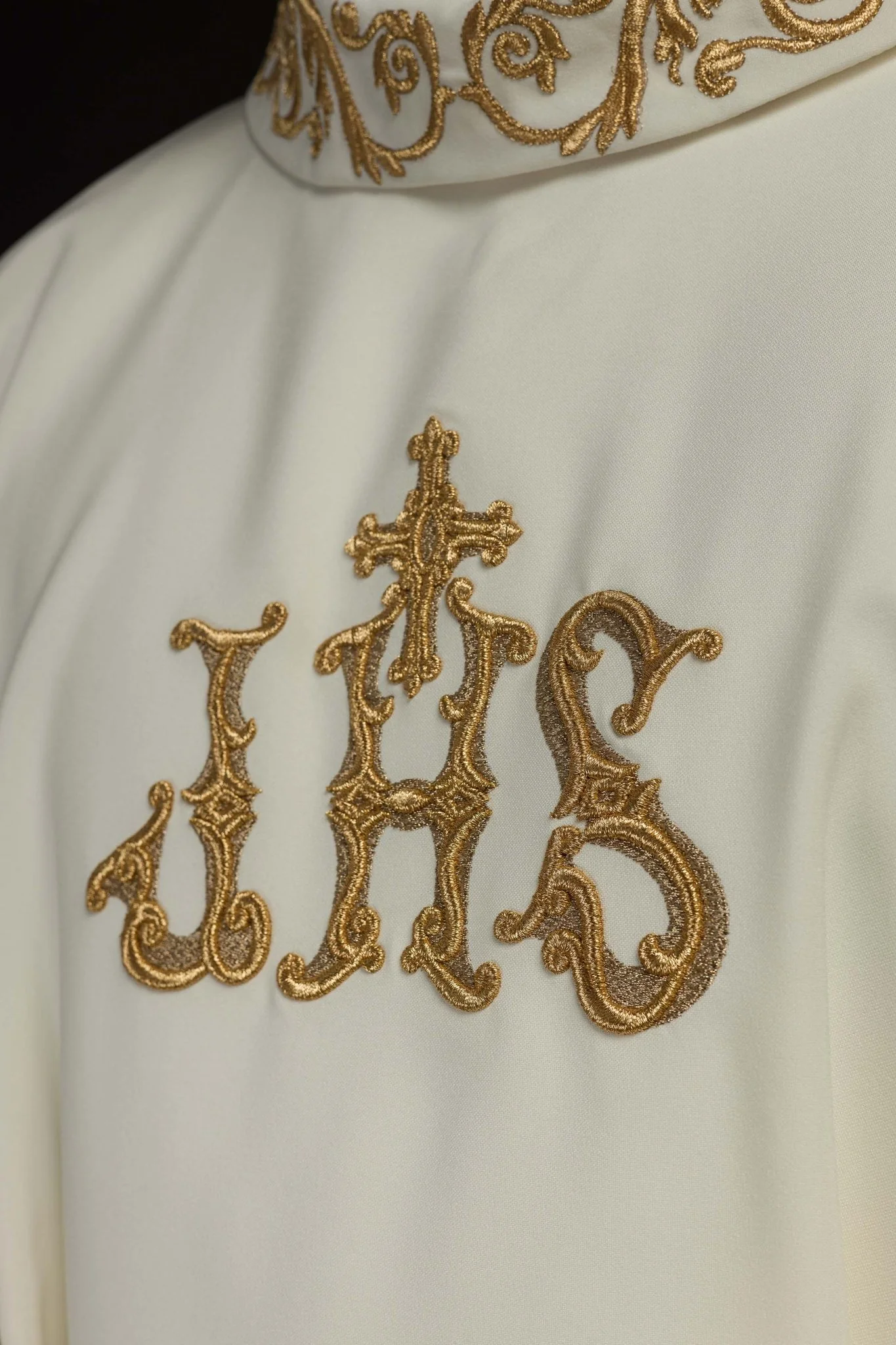 Ecru chasuble with IHS motif - Image 3