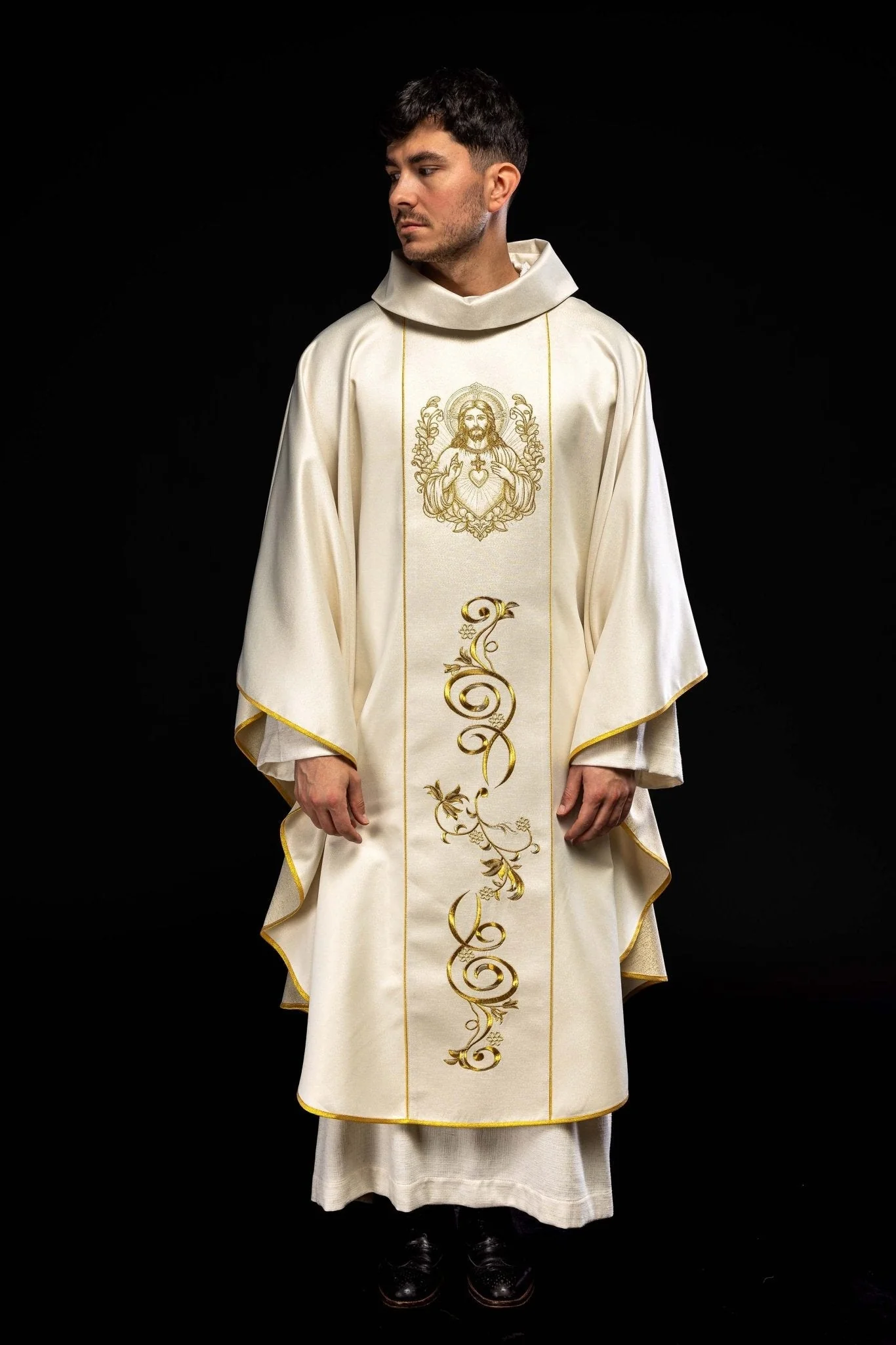 Ecru chasuble with image of the Sacred Heart of Jesus - Image 2
