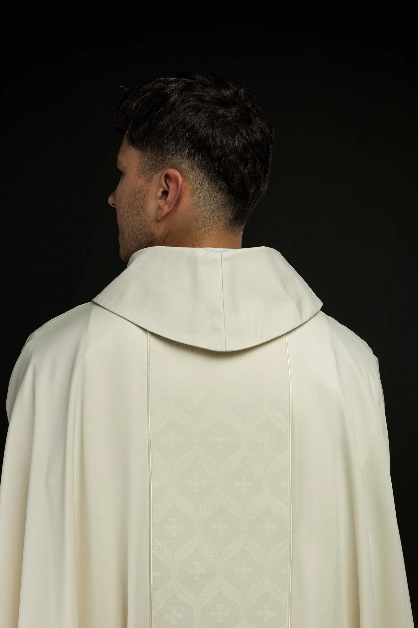 Ecru Chasuble with Jacquard Orphrey Featuring Cross Motifs - Image 6