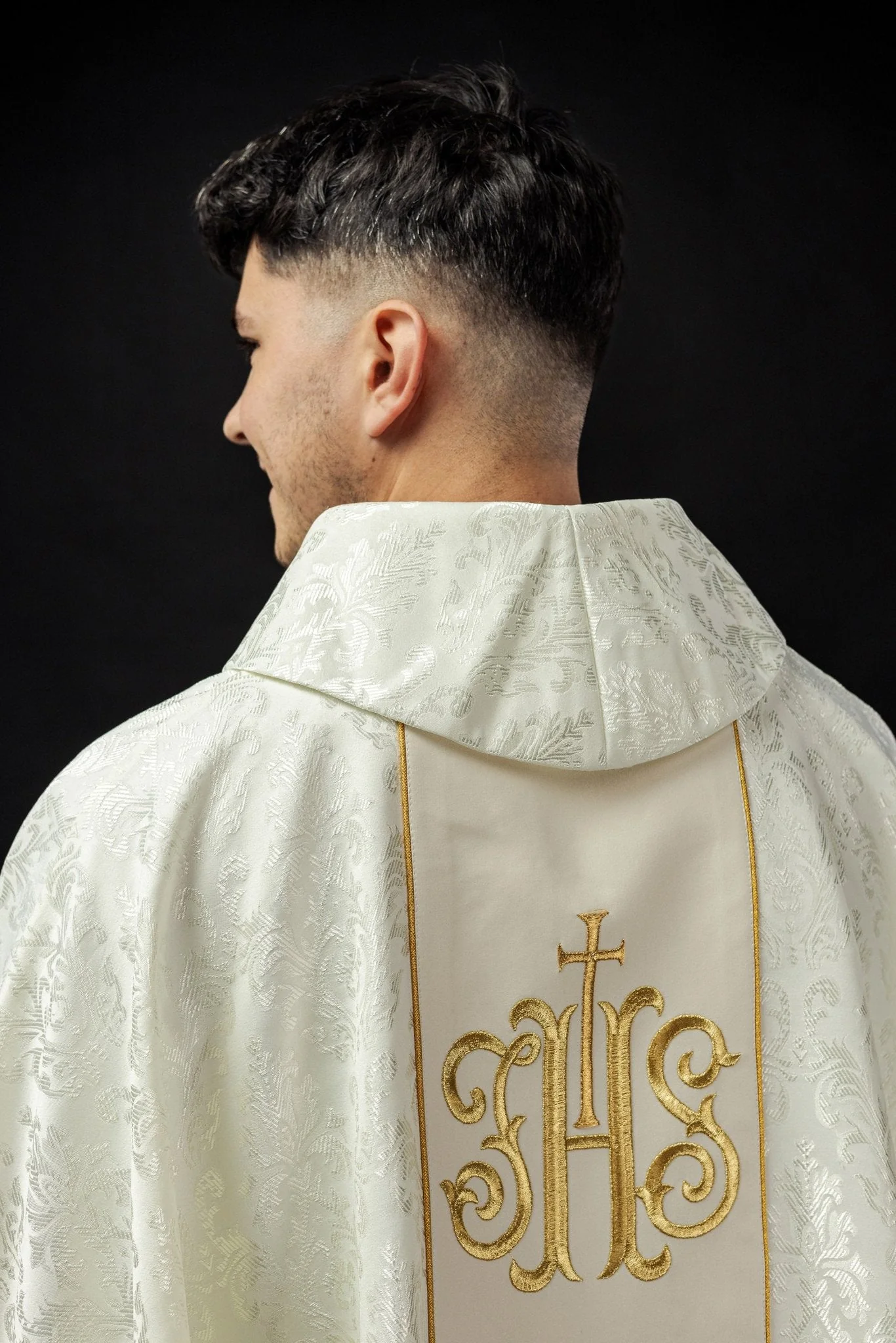 Ecru chasuble with JHS motif made of decorative texture - Image 6