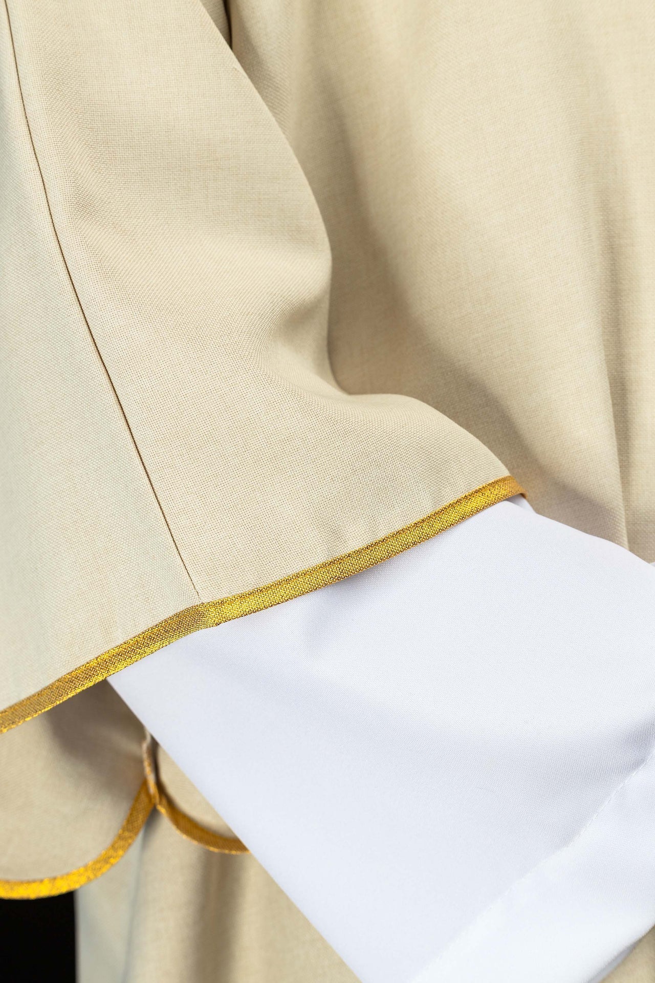 Ecru dalmatic with an embroidered gold cross - Image 4