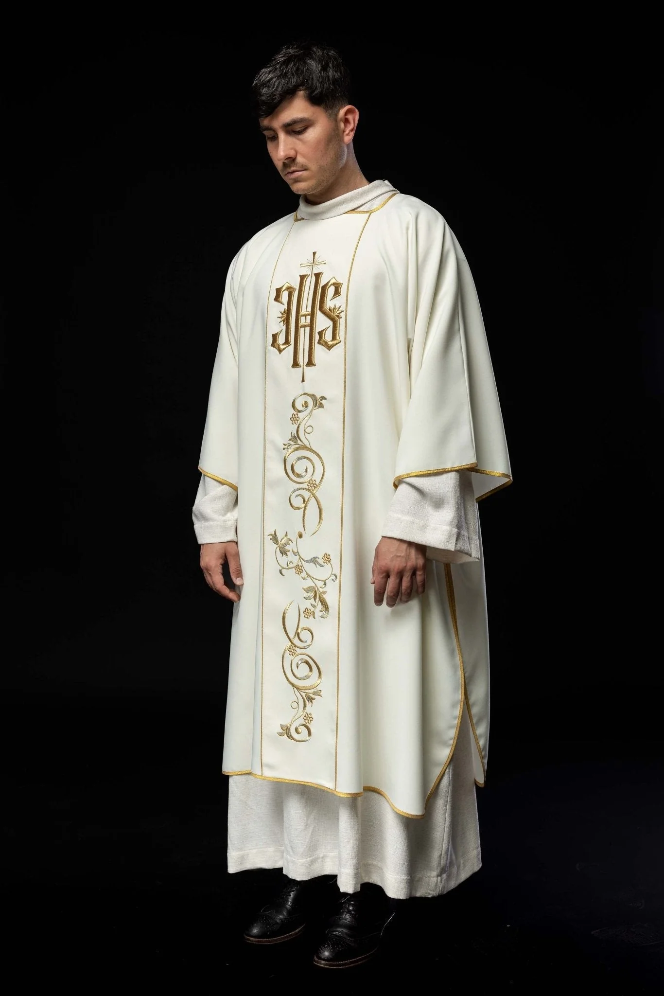 Ecru dalmatic with an embroidered IHS band - Image 8