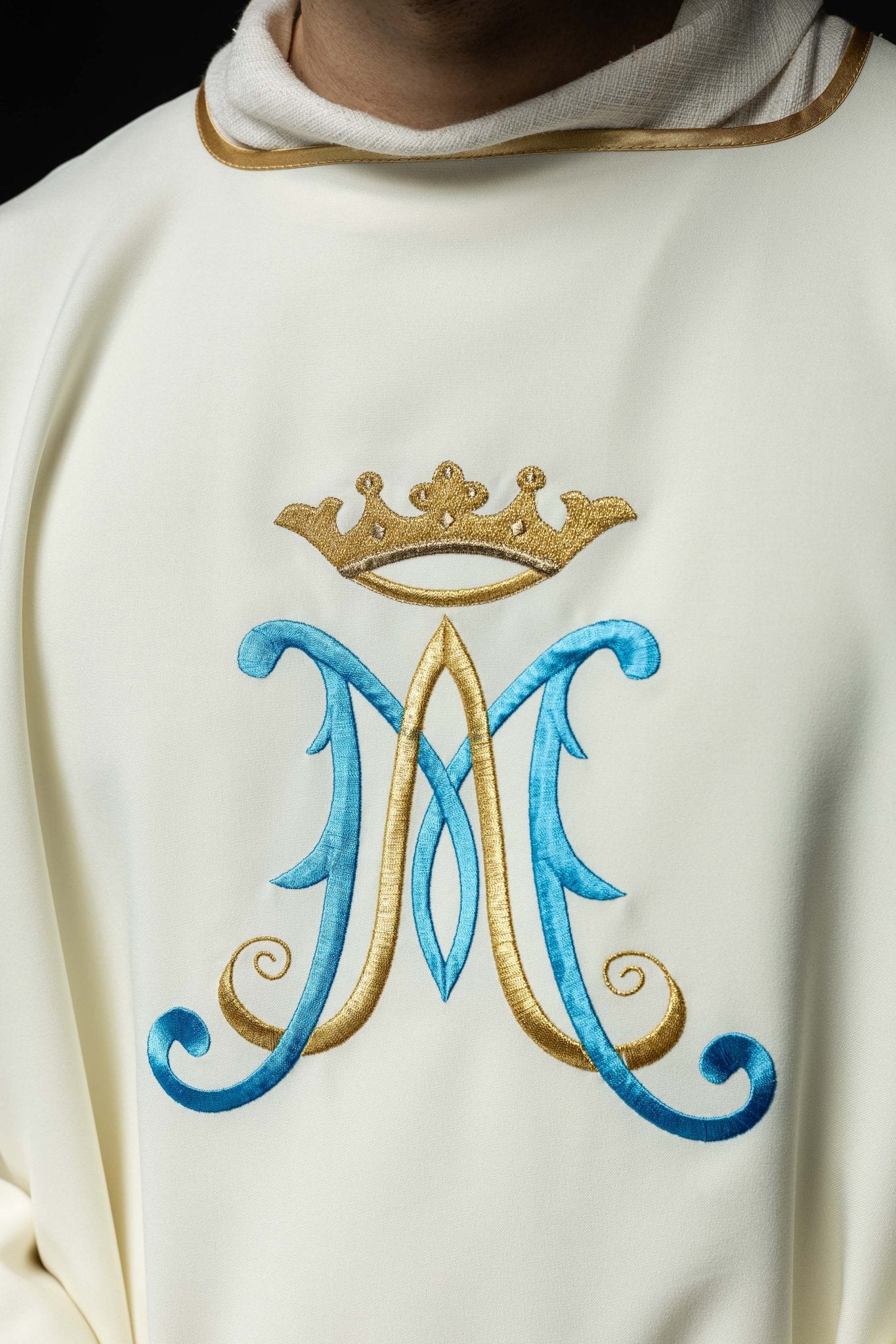 Ecru dalmatic with Marian embroidery - Image 3