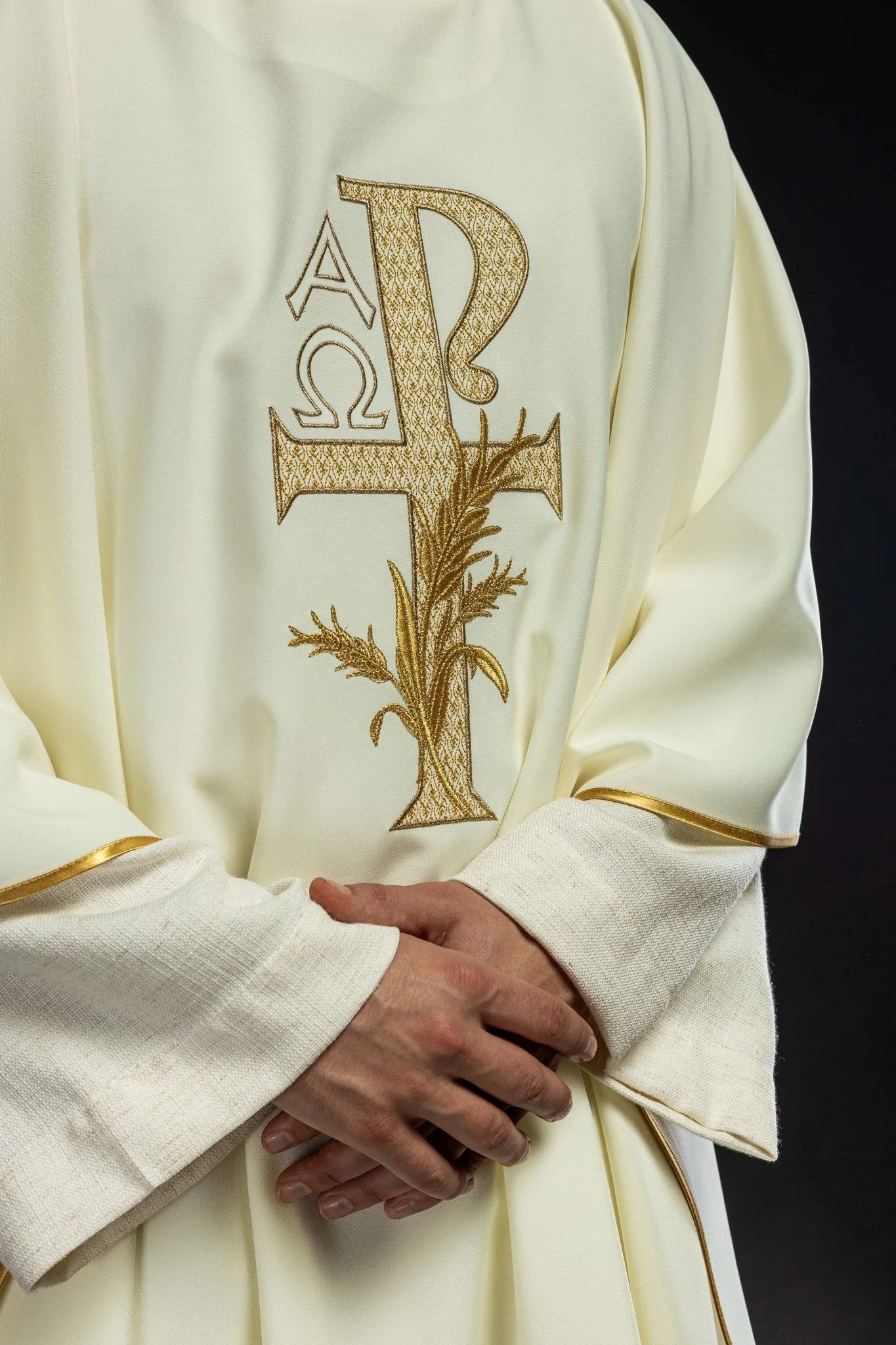 Ecru embroidered chasuble with Alpha and Omega symbol and wide collar - Image 5