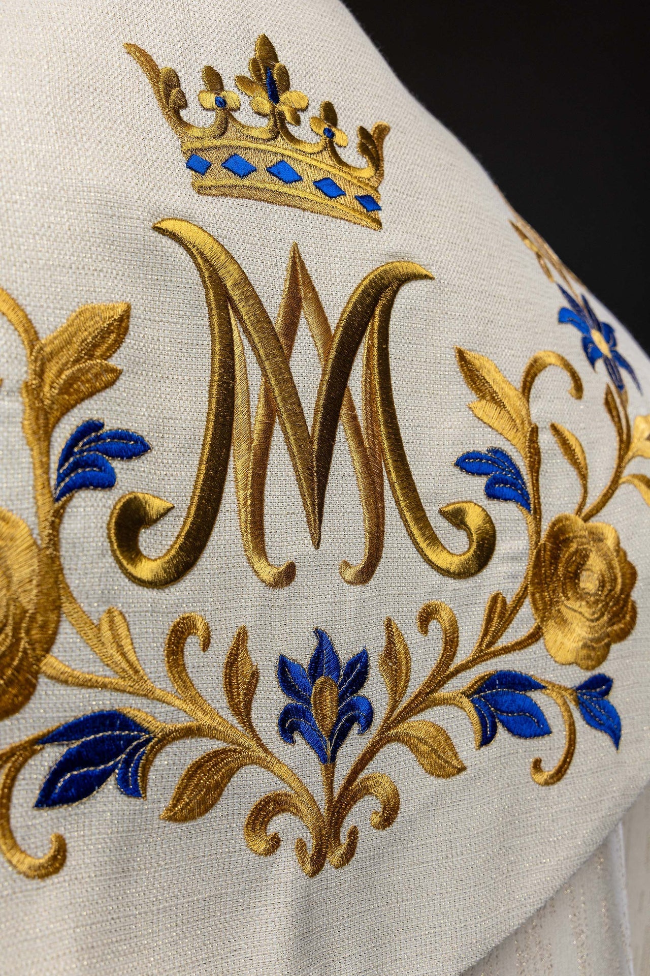Ecru embroidered cope with a Marian symbol - Image 8