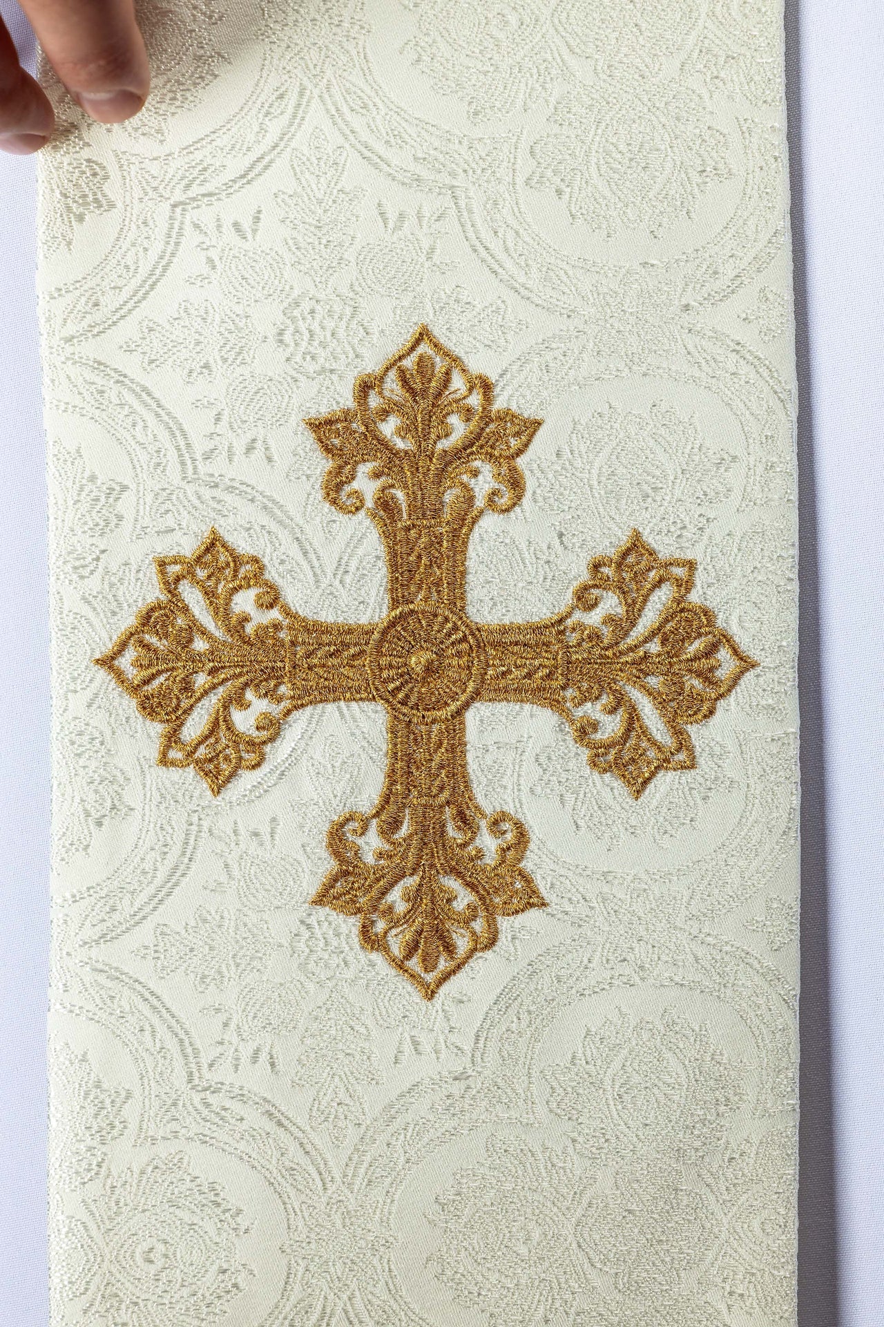 Ecru jacquard stole embroidered with a cross motif - Image 5