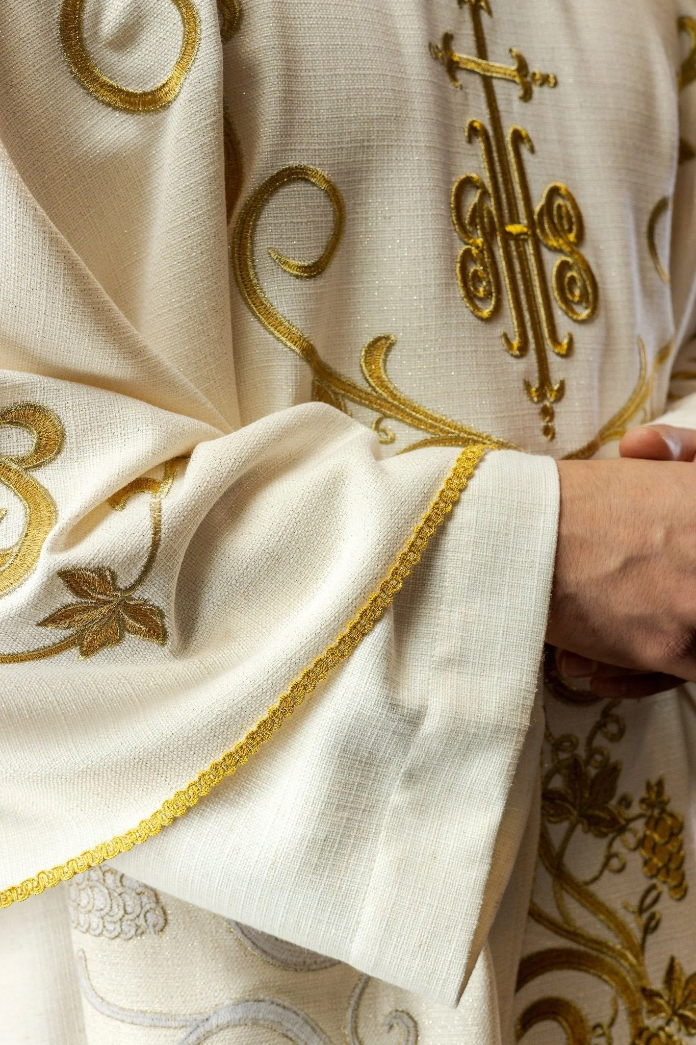 Ecru liturgical chasuble decorated with IHS embroidery and grapes - Image 4