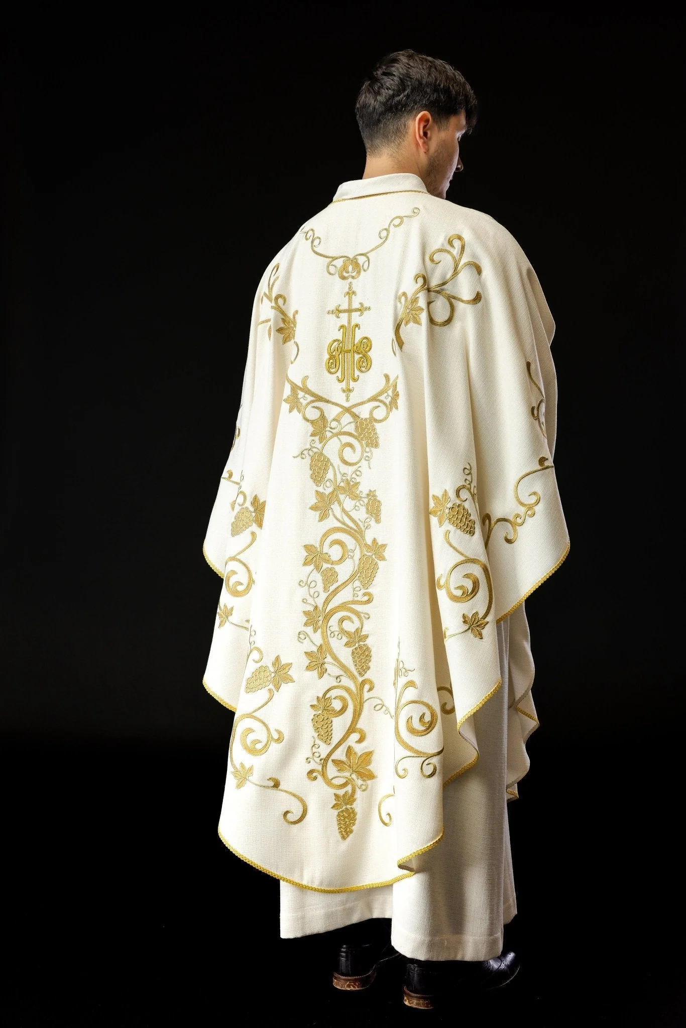 Ecru liturgical chasuble decorated with IHS embroidery and grapes - Image 8