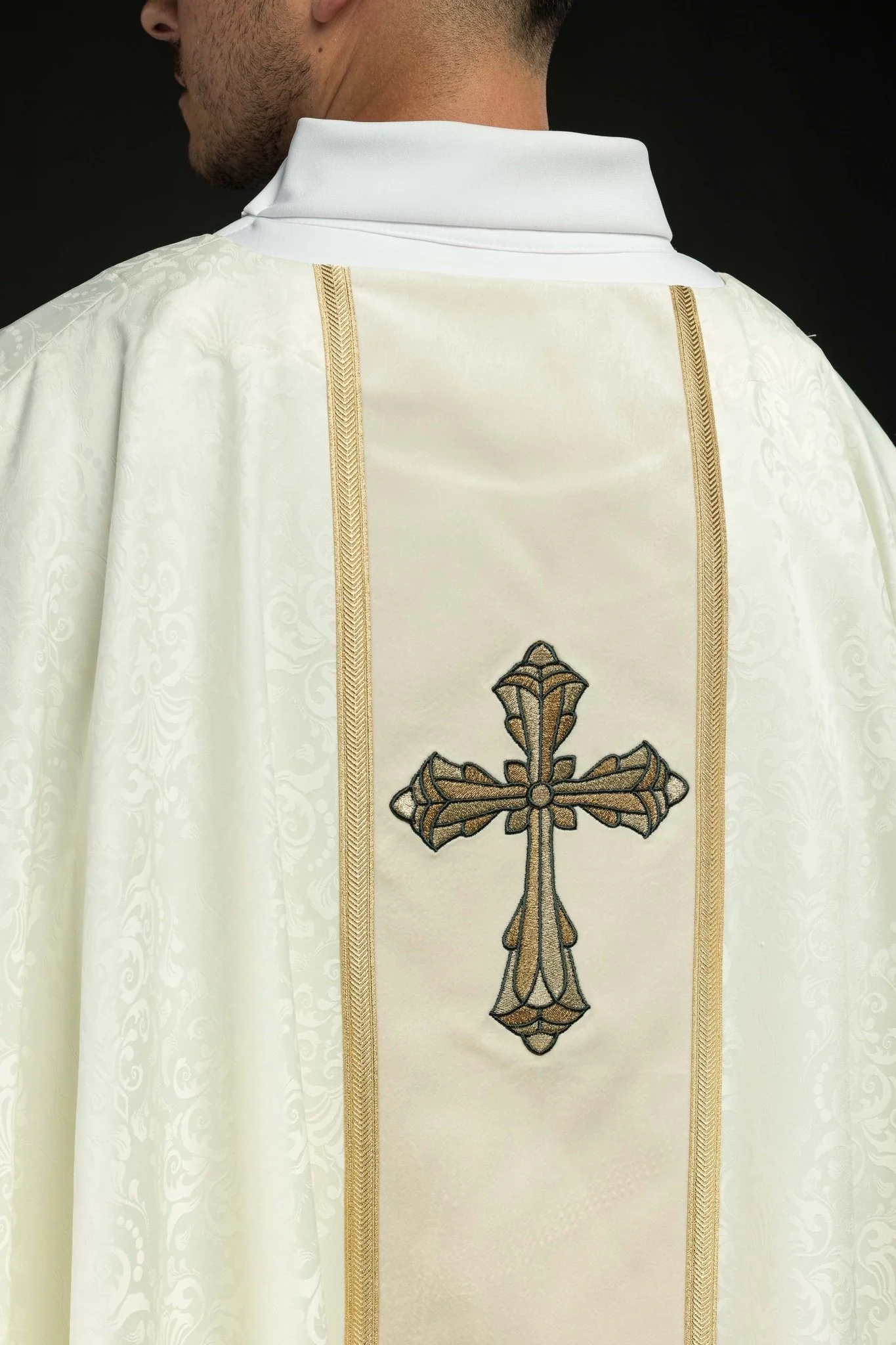 Ecru Liturgical Chasuble with Central Band and Embroidered Cross on Jacquard Fabric - Image 7