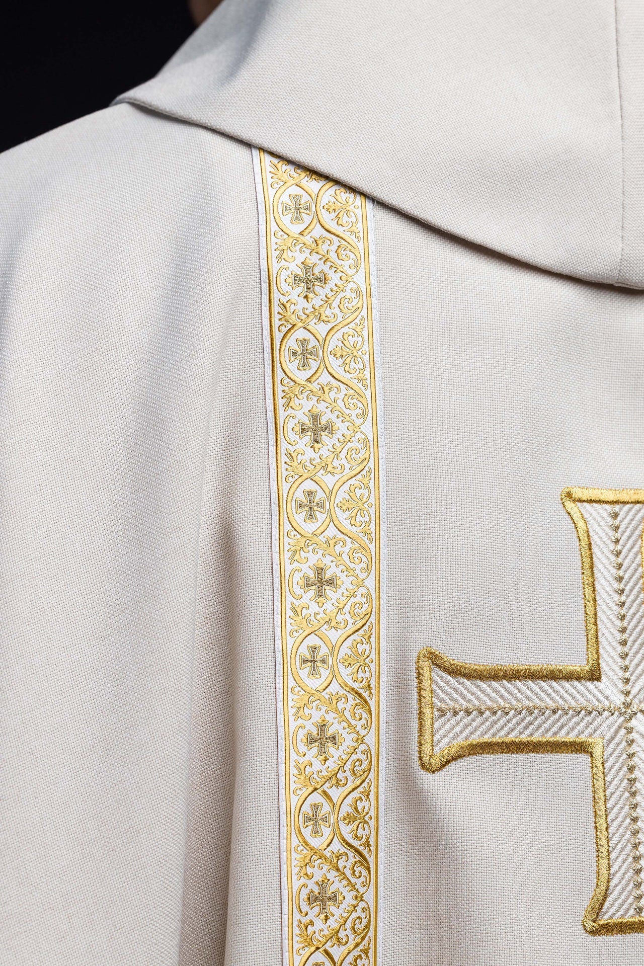 Ecru liturgical chasuble with embroidered cross and jacquard bands - Image 6