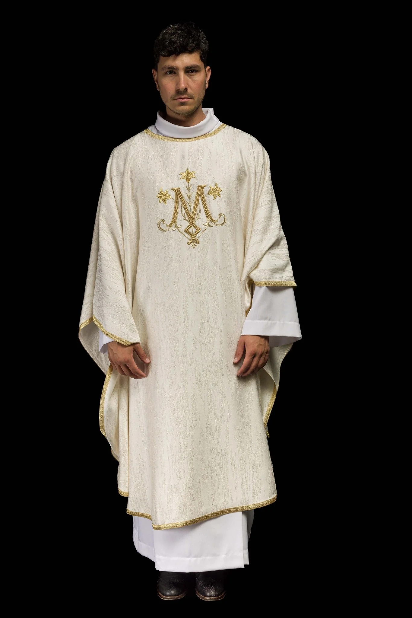 Ecru Liturgical Chasuble with Marian Embroidery – Ornamental Fabric - Image 2