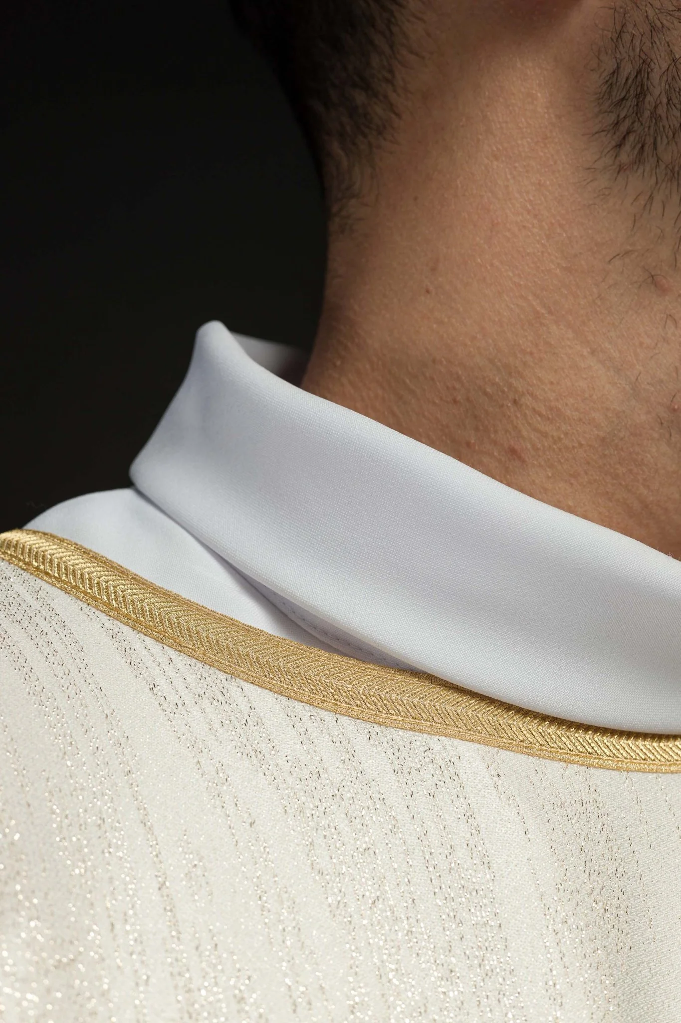 Ecru Liturgical Chasuble with Marian Embroidery – Ornamental Fabric - Image 5