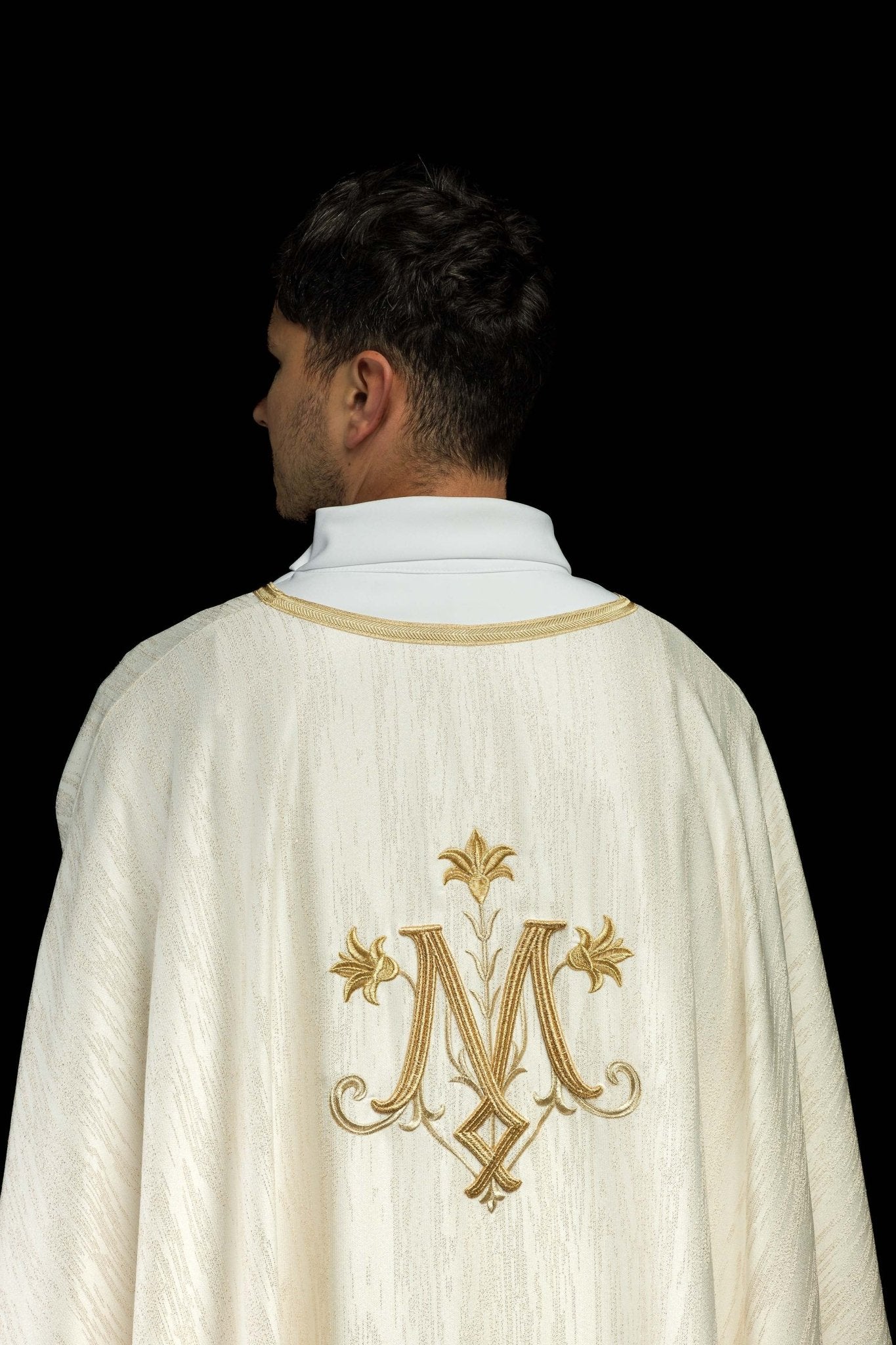 Ecru Liturgical Chasuble with Marian Embroidery – Ornamental Fabric - Image 6