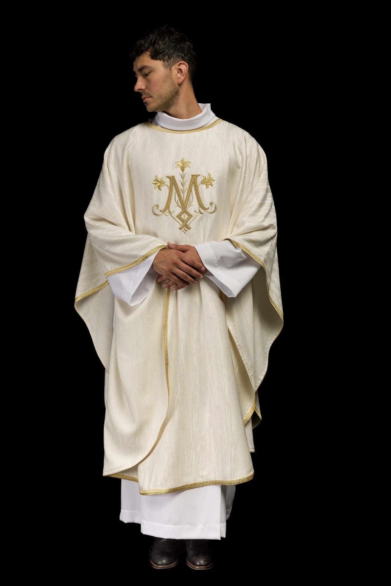 Ecru Liturgical Chasuble with Marian Embroidery – Ornamental Fabric - Image 8