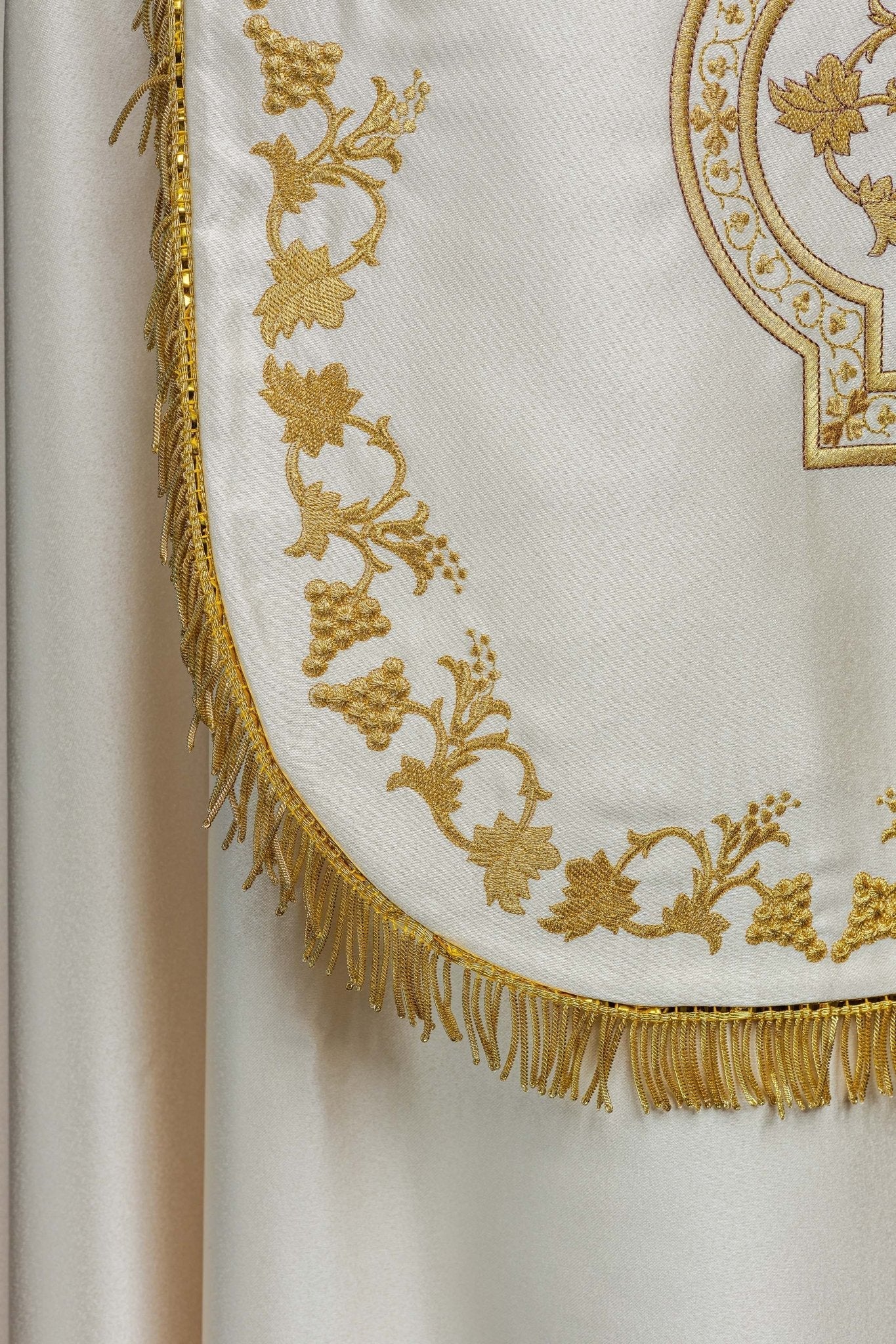 Ecru satin Roman cape with embroidered heart of Jesus - Image 13