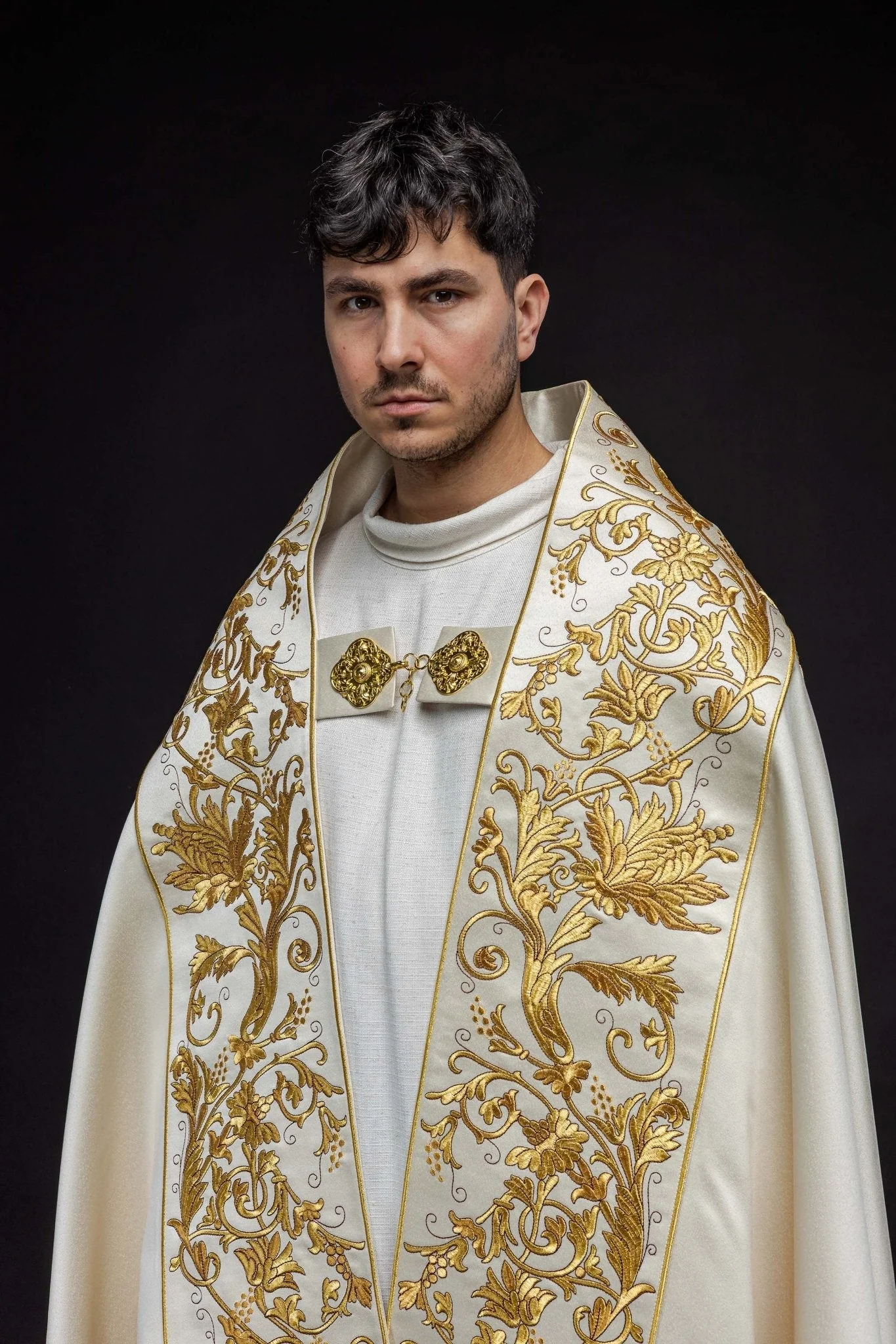 Ecru satin Roman cape with embroidered heart of Jesus - Image 2