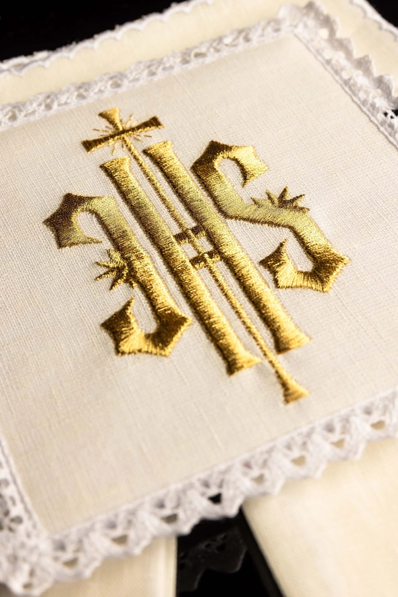 Embroidered altar linen IHS Gold - Image 2