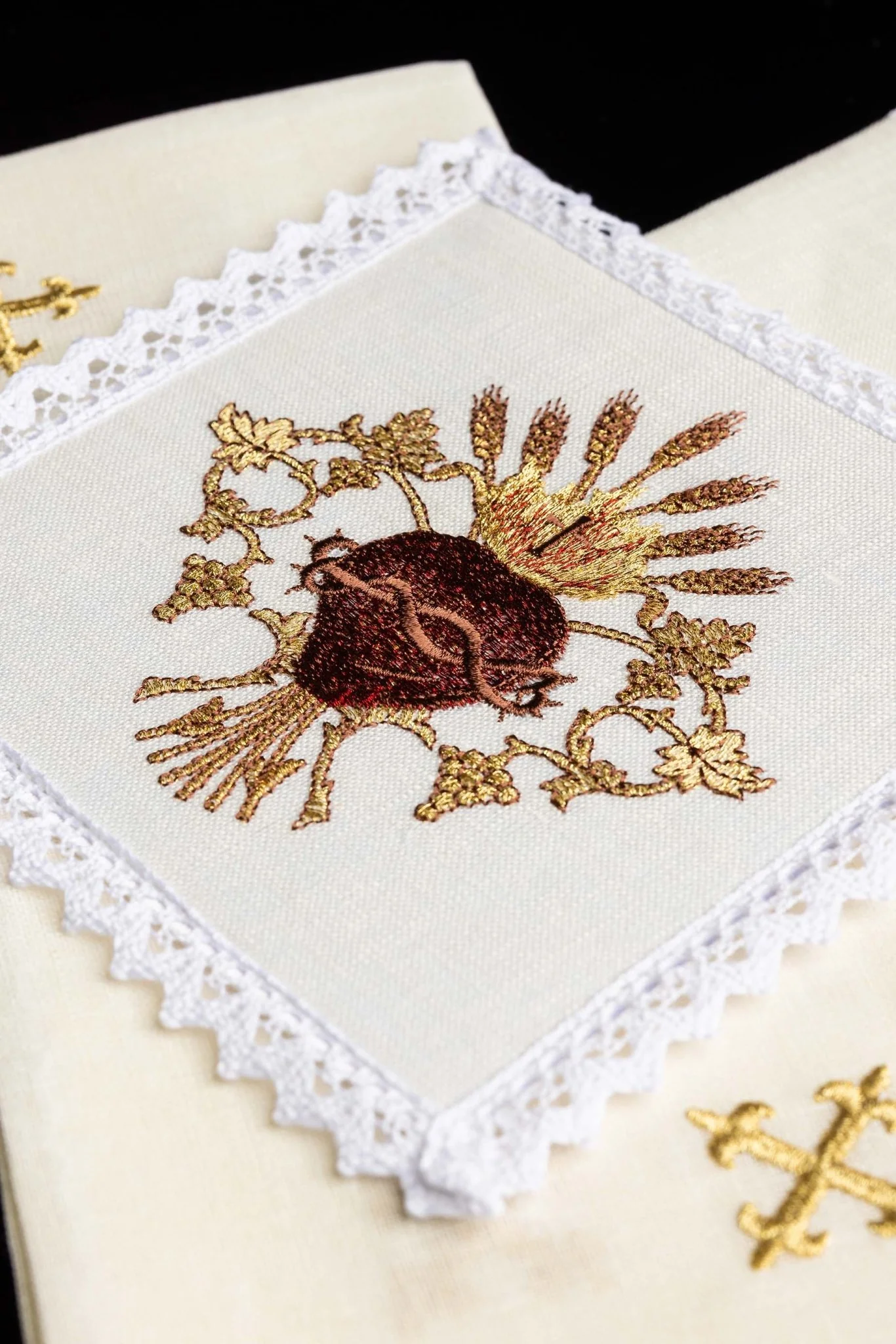 Embroidered linen chalice linens Sacred Heart of Jesus - Image 2