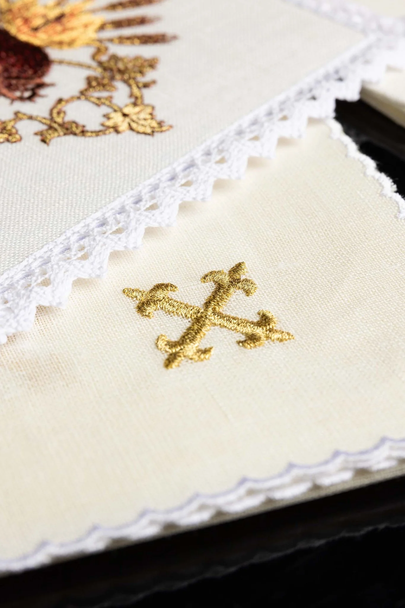 Embroidered linen chalice linens Sacred Heart of Jesus - Image 3