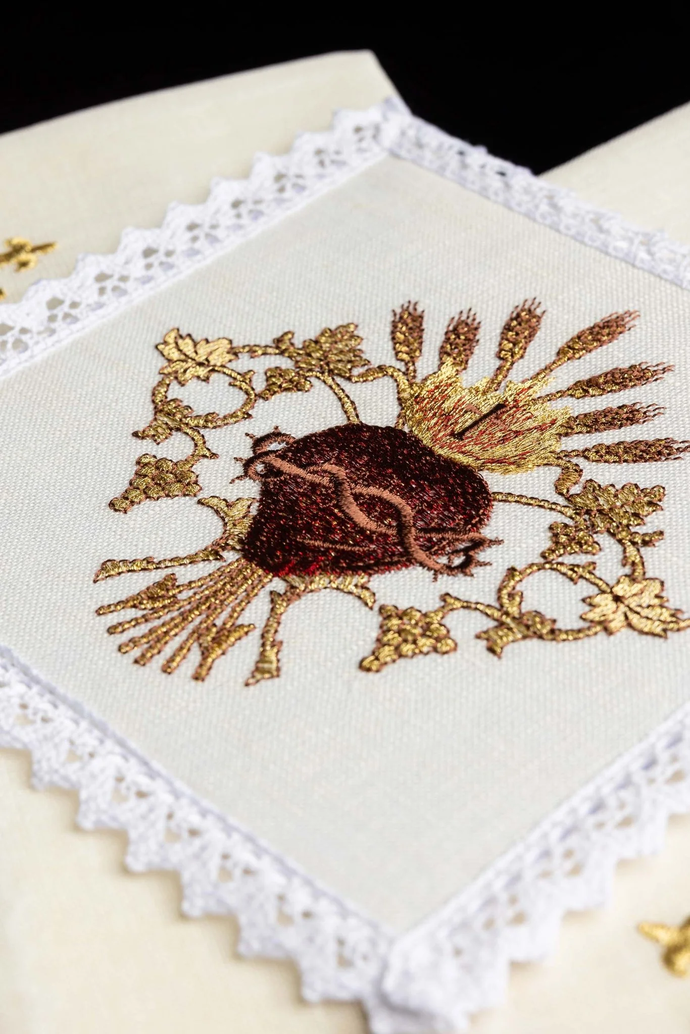 Embroidered linen chalice linens Sacred Heart of Jesus - Image 4