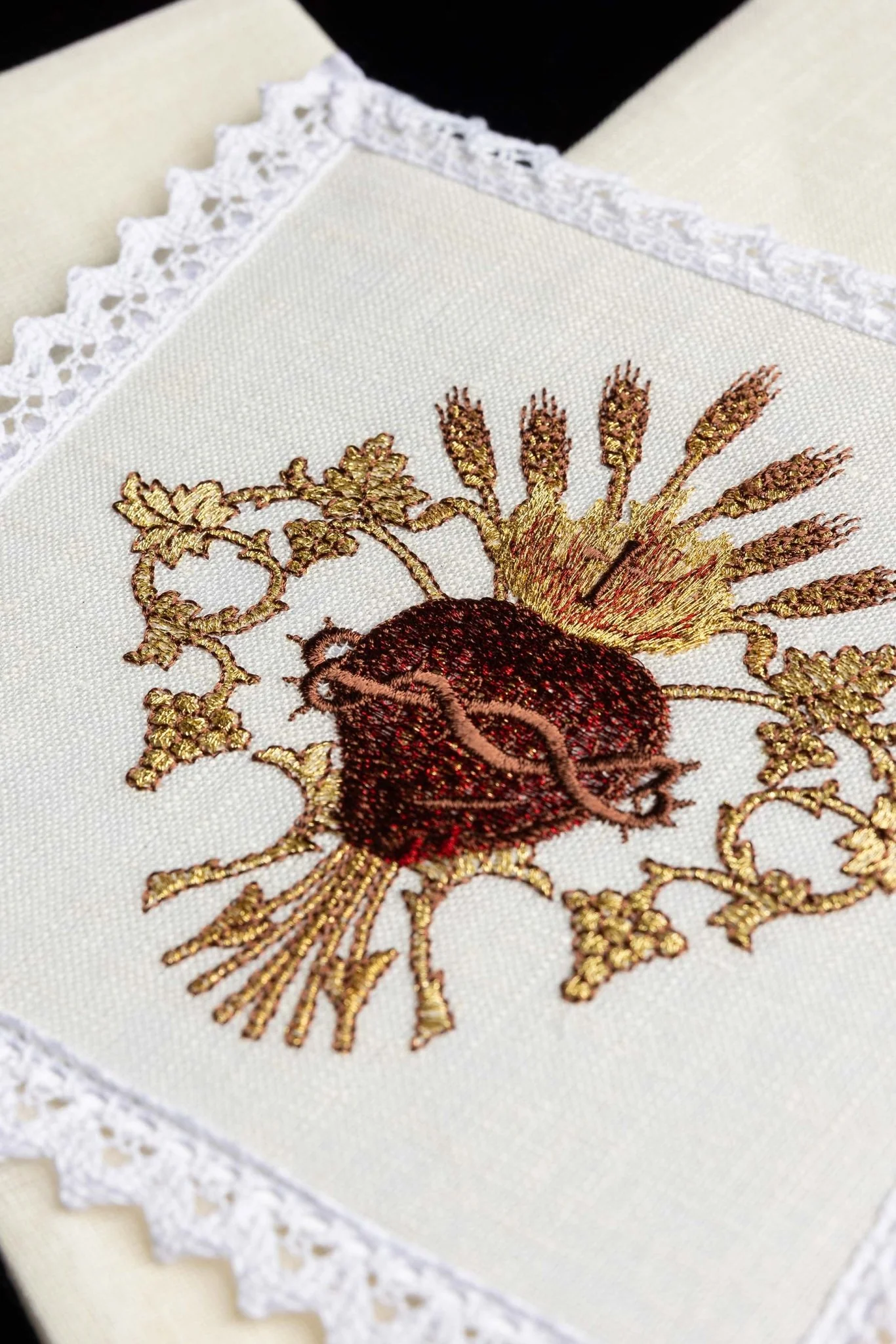 Embroidered linen chalice linens Sacred Heart of Jesus - Image 6