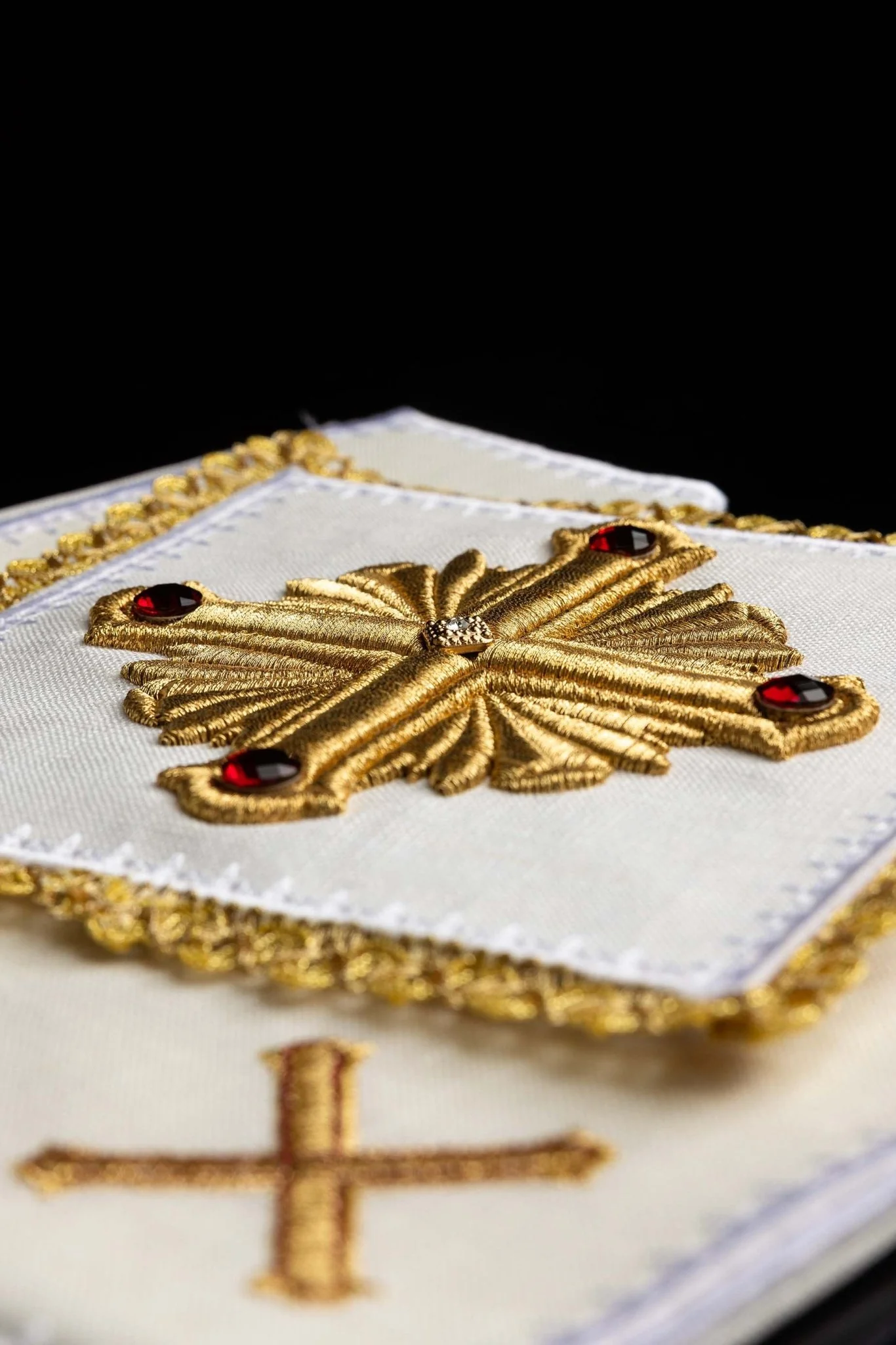 Embroidered altar linen richly decorated - Image 6