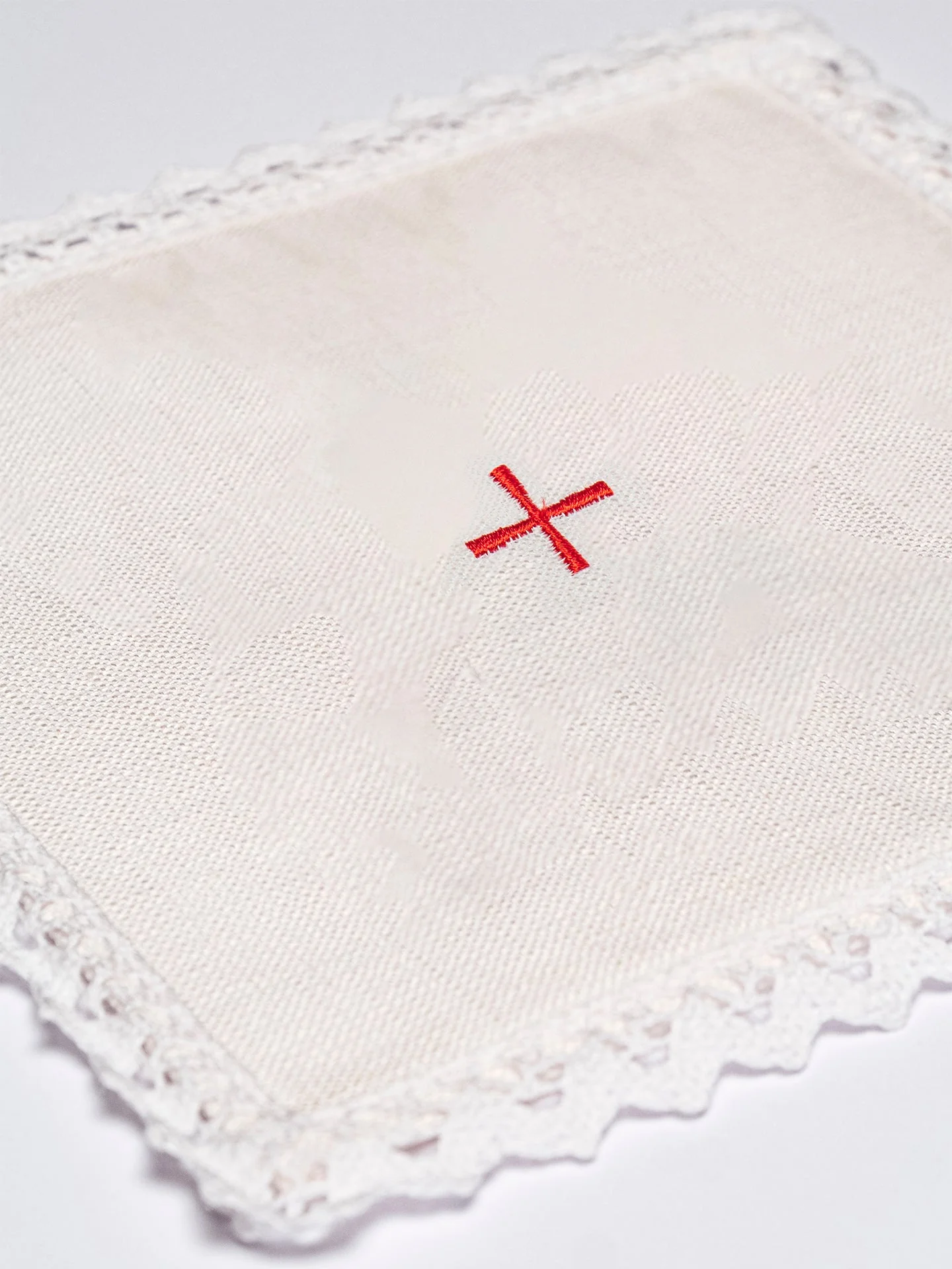 Embroidered altar linen small red cross - Image 2